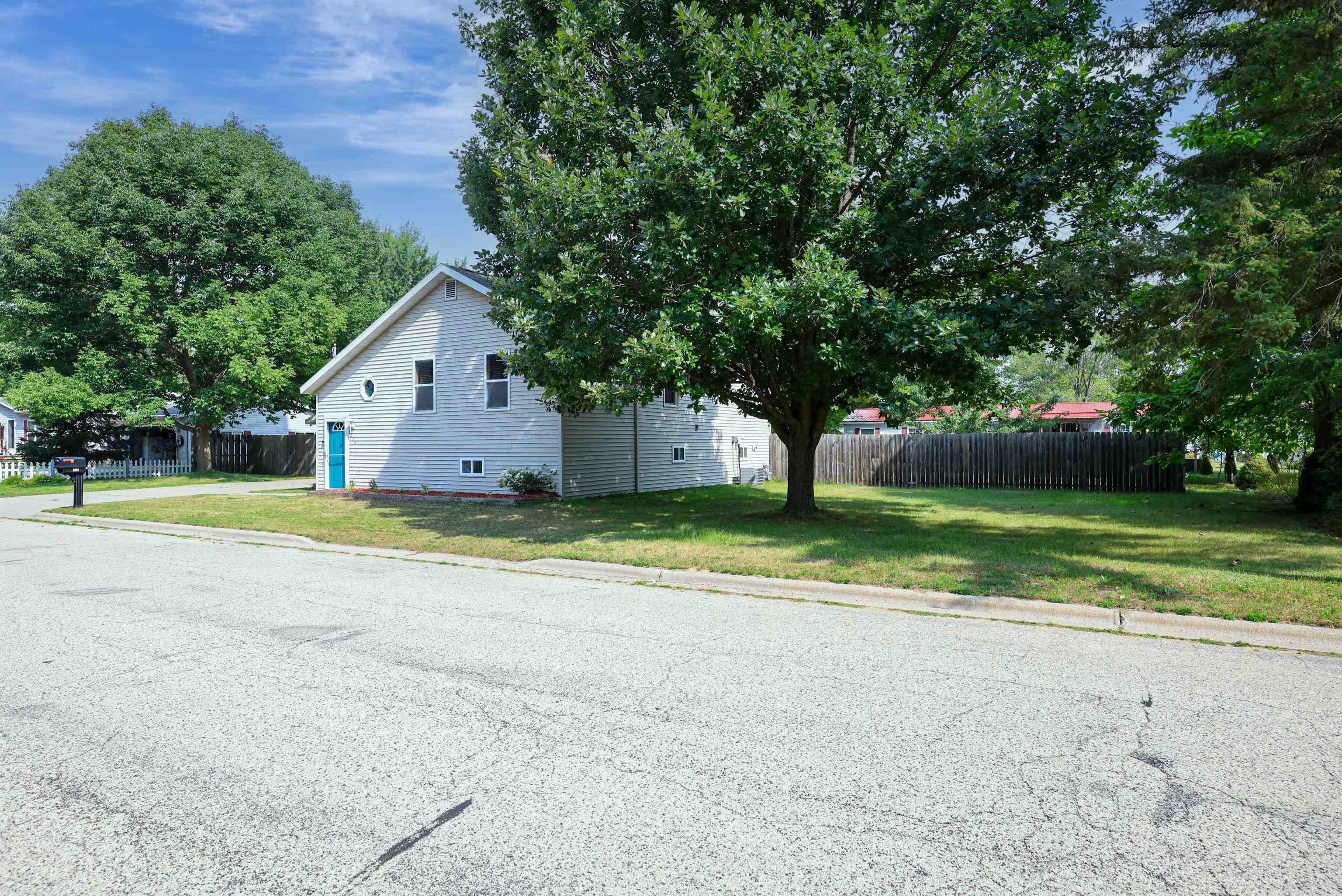 215 7th St, Oconto, WI 54153