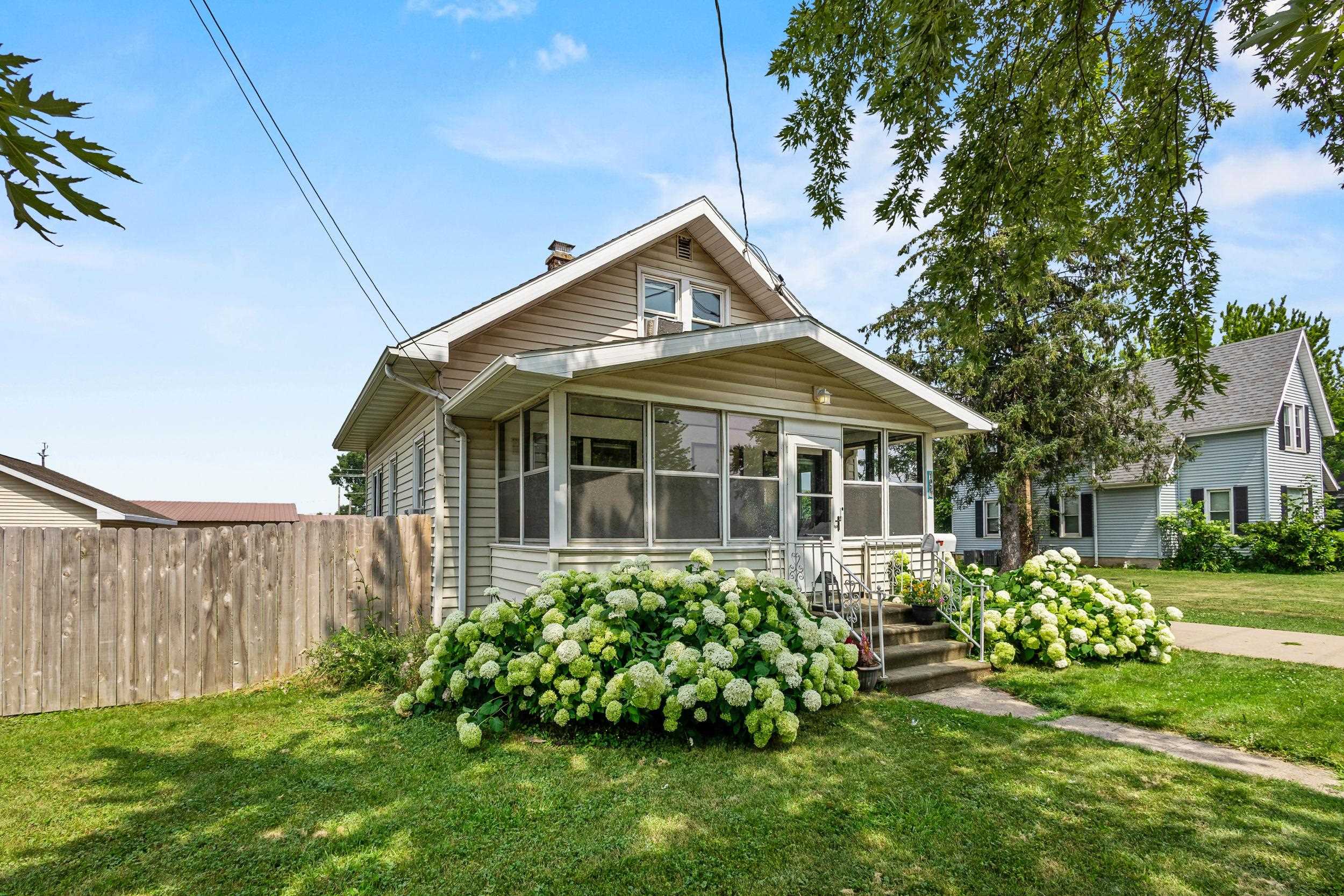 1019 Desnoyer St, Kaukauna, WI 54130