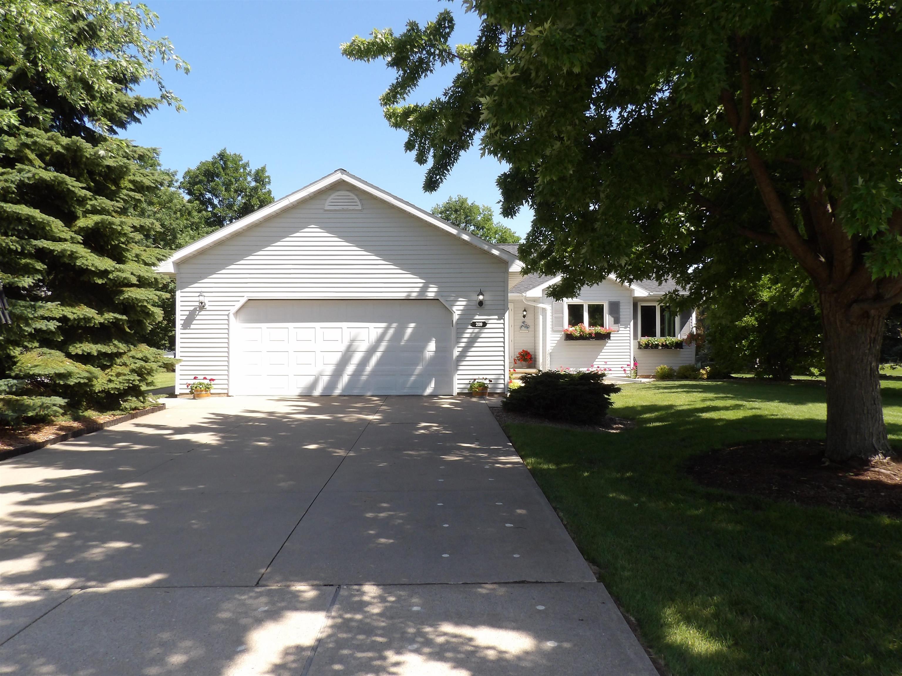 209 Windfield Ct, Wrightstown, WI 54180