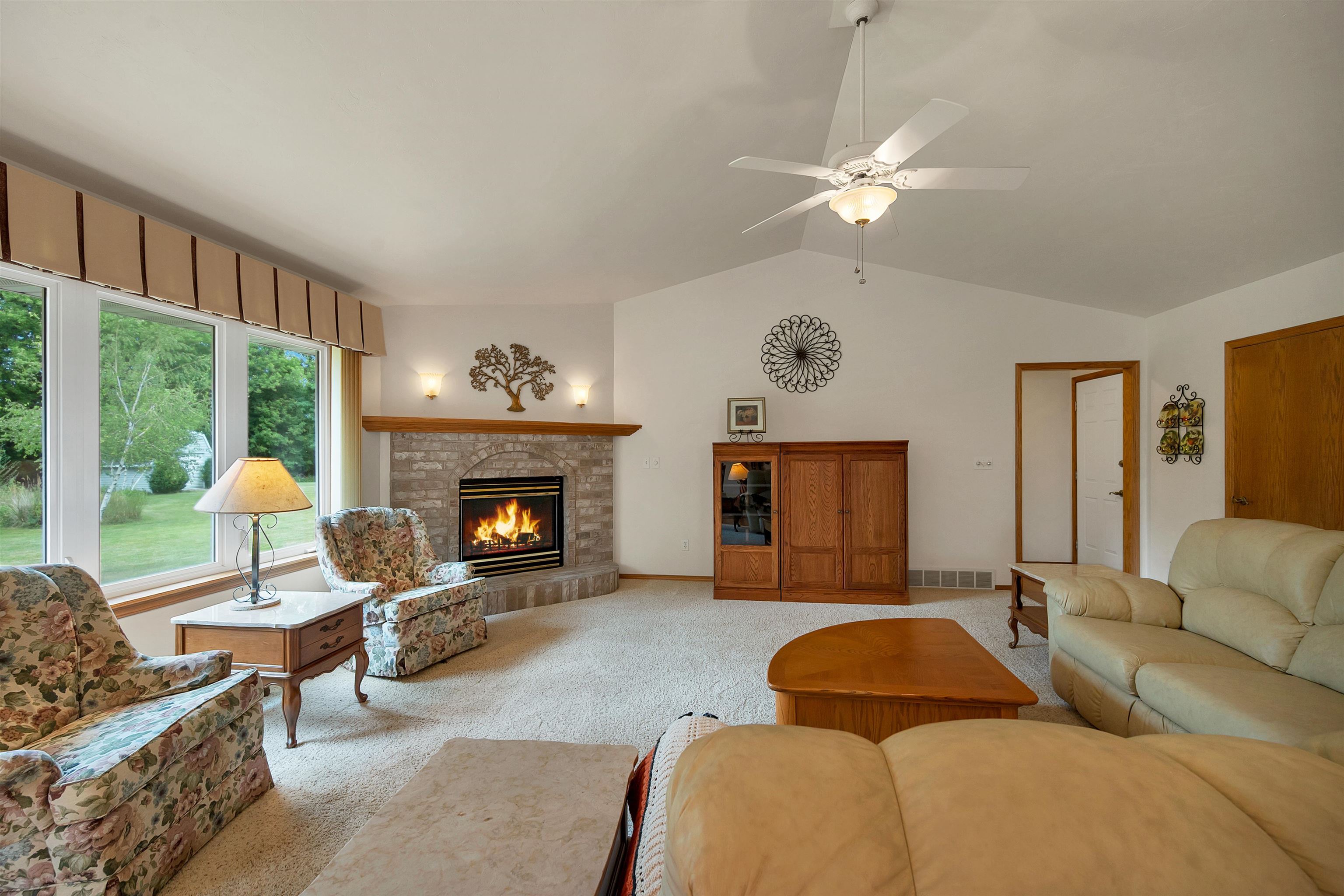 3429 East River Dr, Green Bay, WI 54301