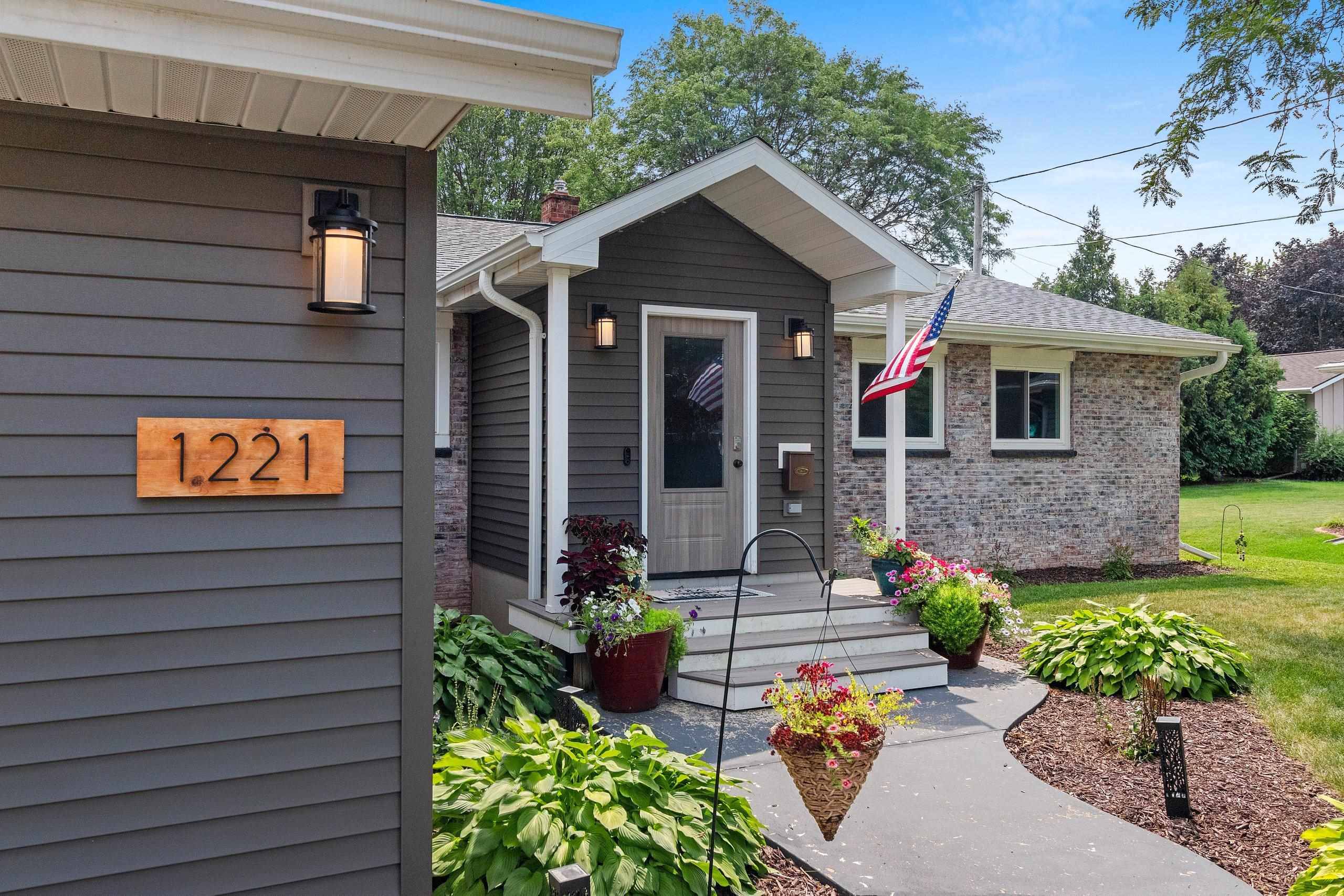 1221 E Hanson Dr, Appleton, WI 54915