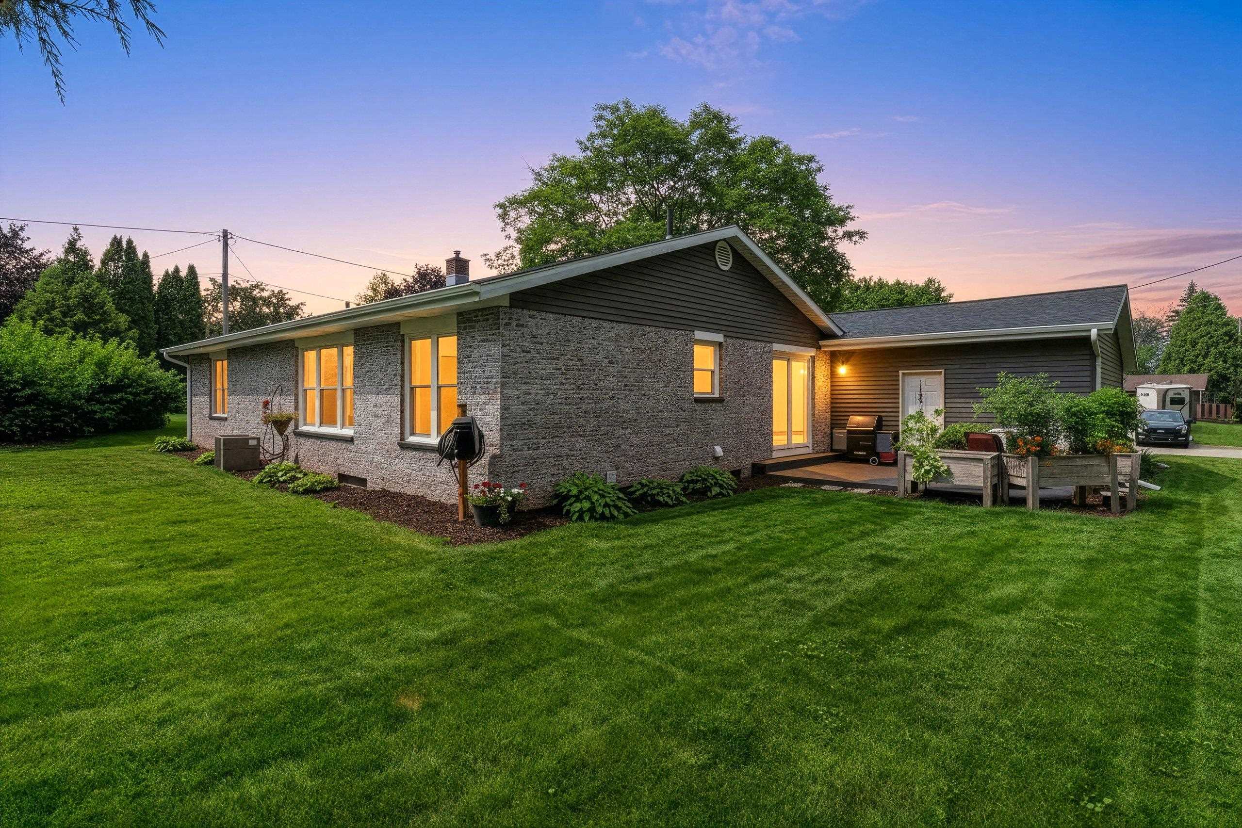 1221 E Hanson Dr, Appleton, WI 54915