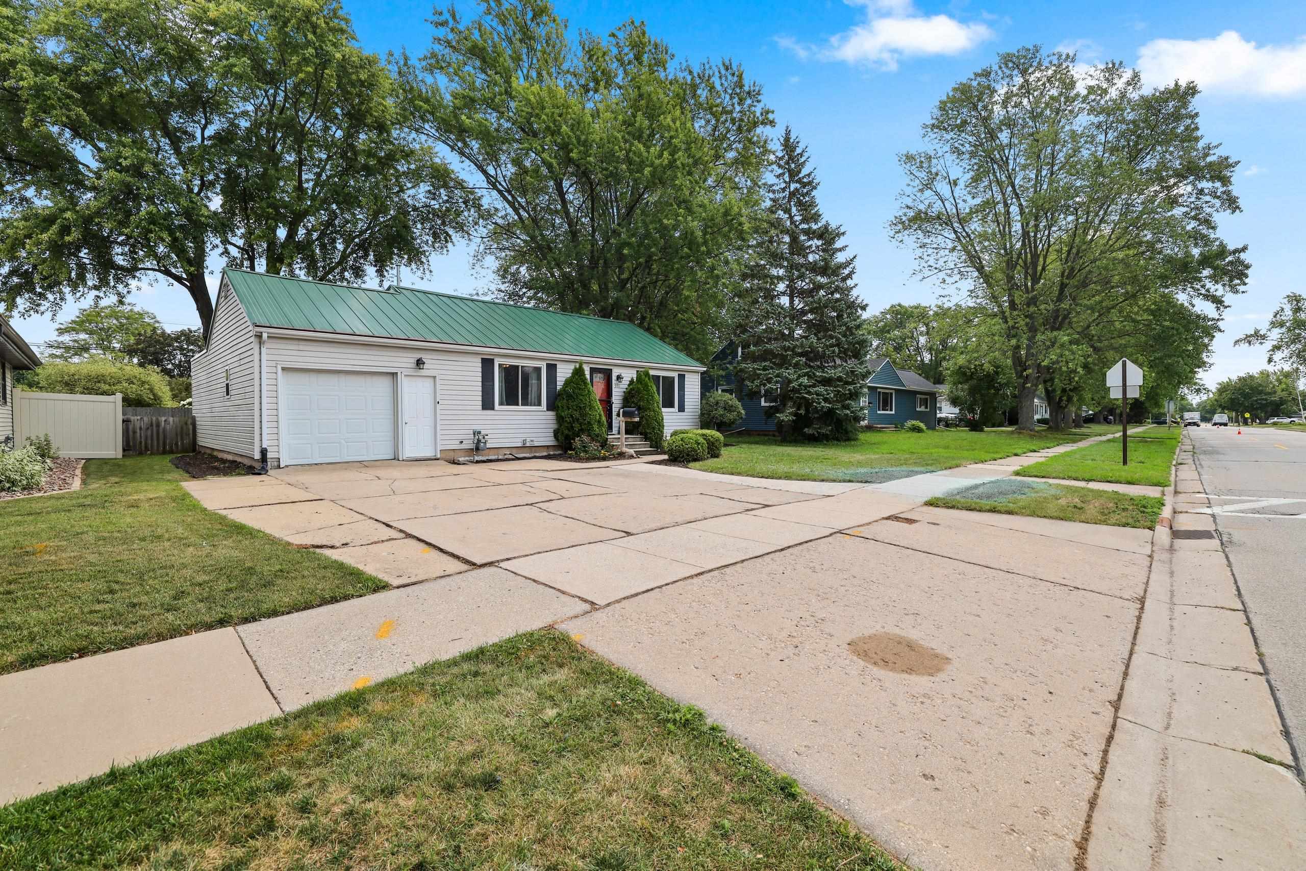 991 Suburban Dr, De Pere, WI 54115