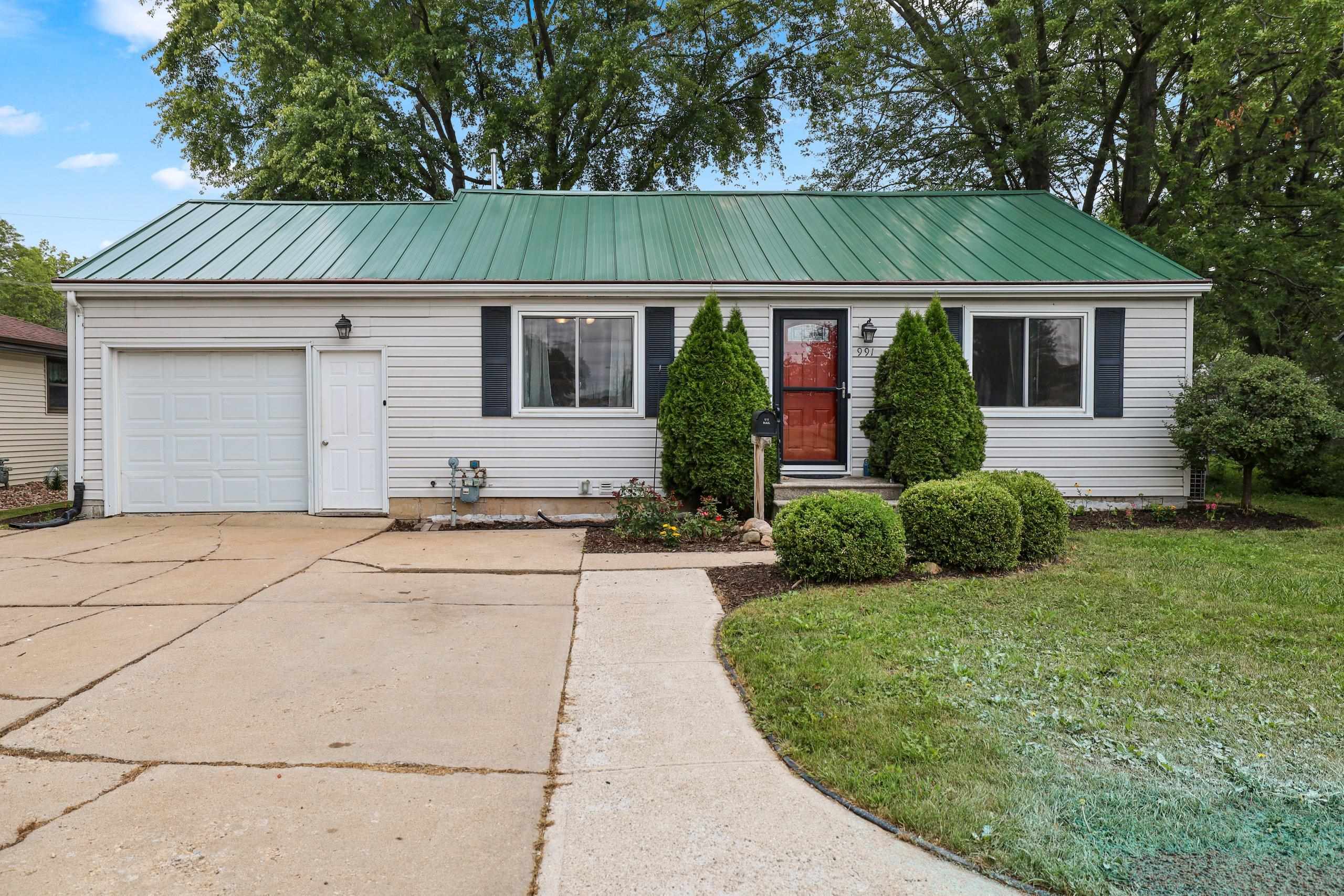 991 Suburban Dr, De Pere, WI 54115