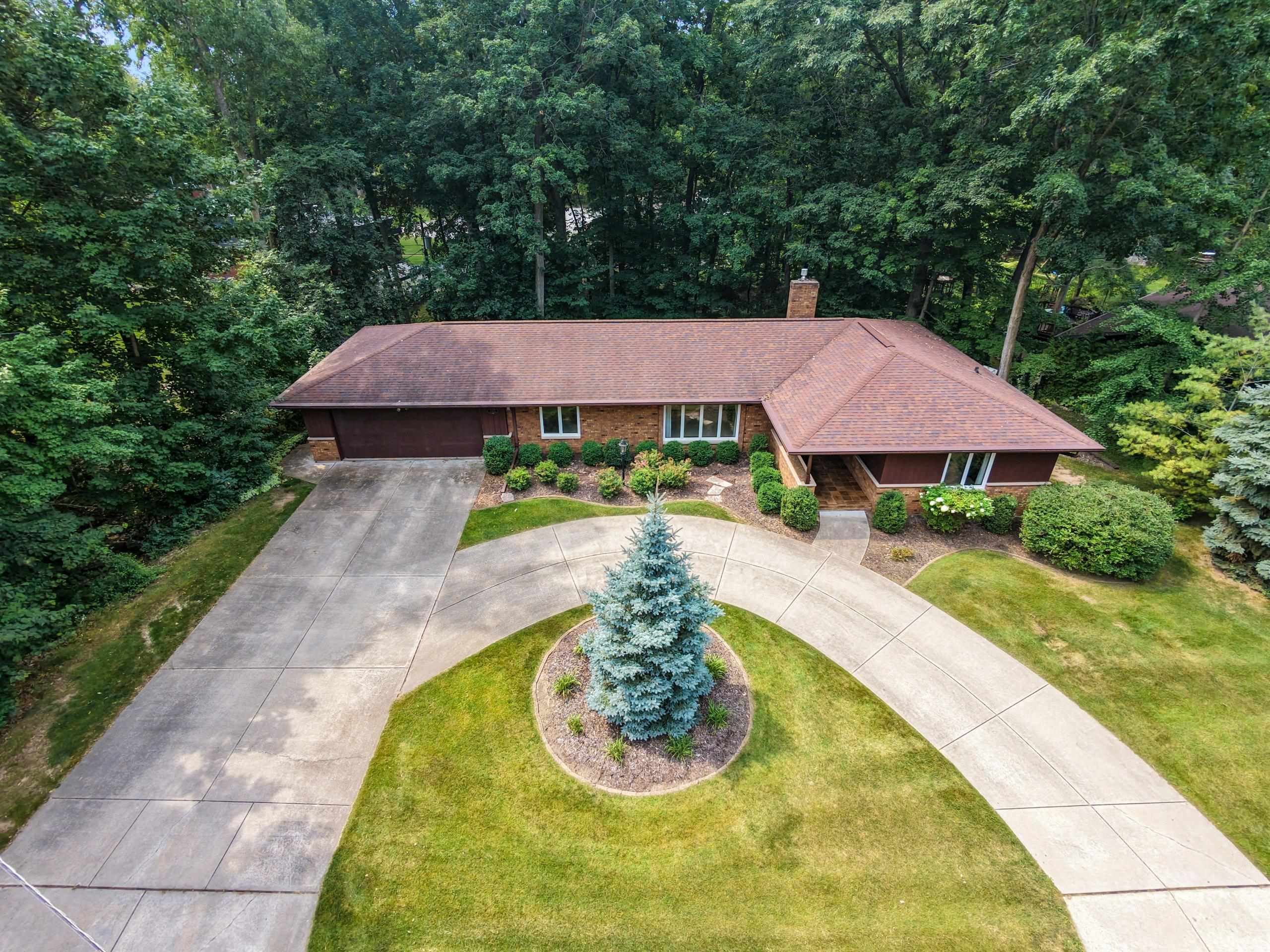 2450 Hillside Ln, Green Bay, WI 54302