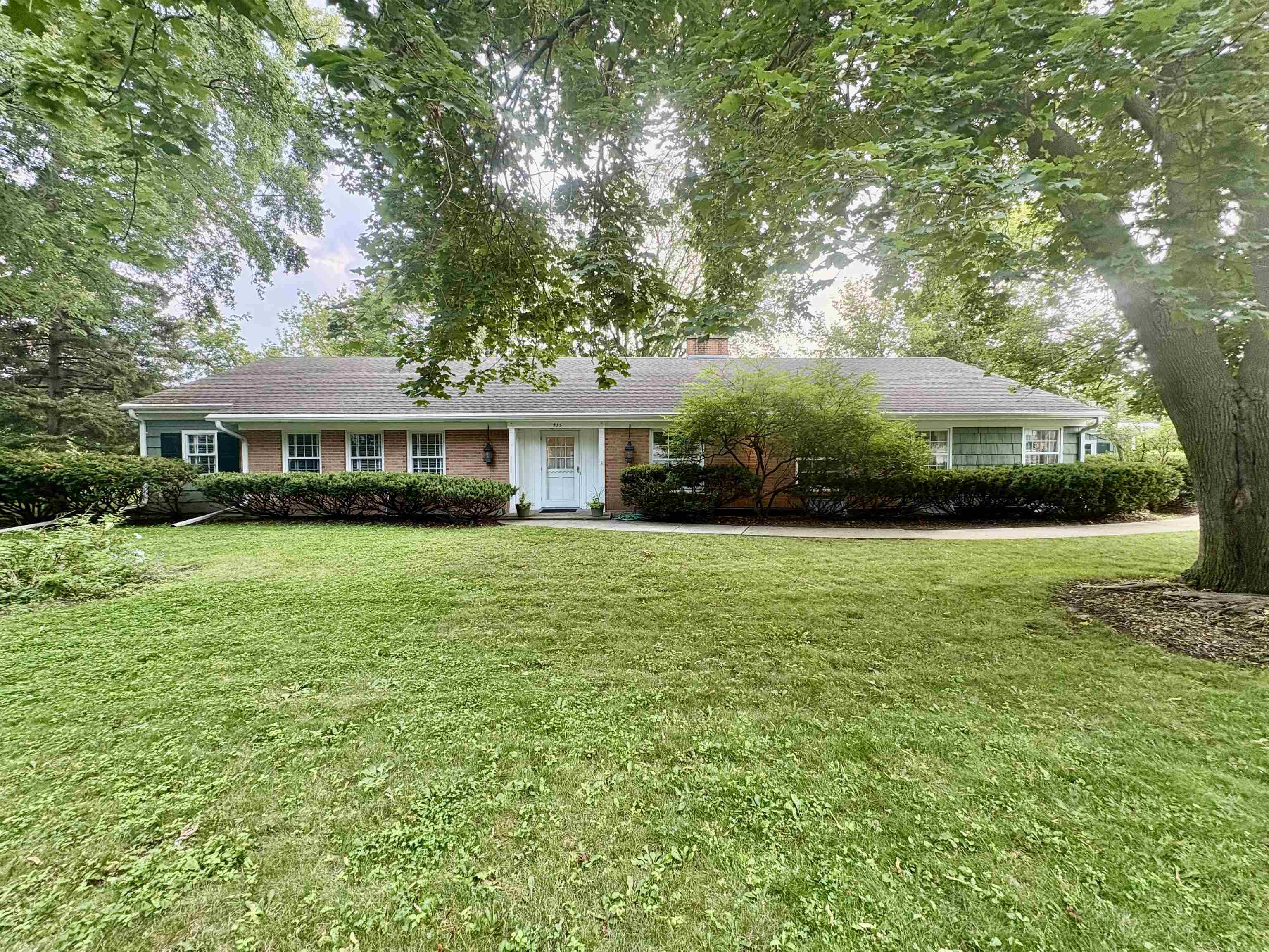 415 Arrowhead Dr, Green Bay, WI 54301
