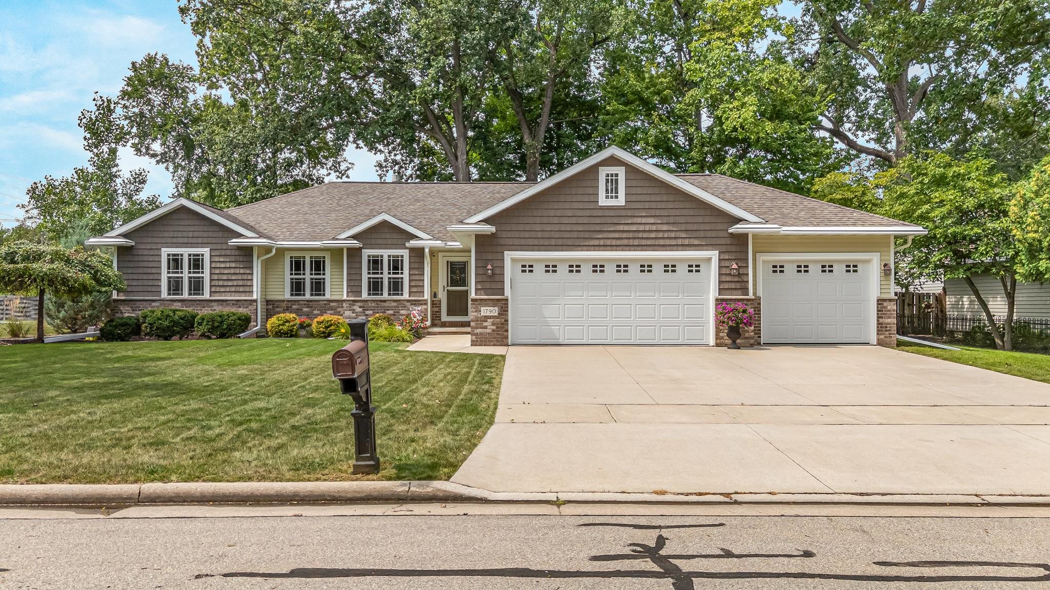1790 Garnet Ct, Menasha, WI 54952