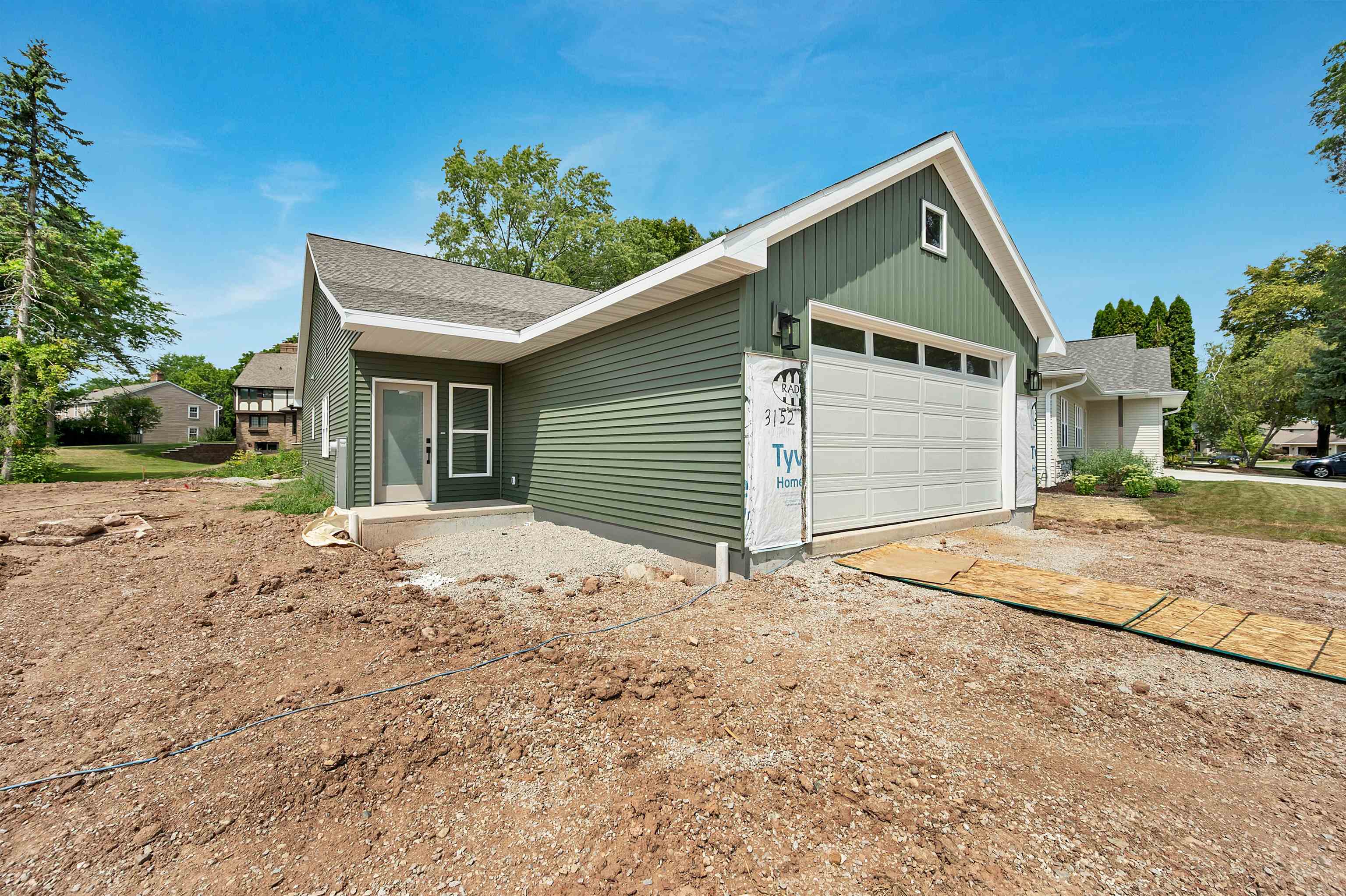 3152 East River Dr, Green Bay, WI 54301