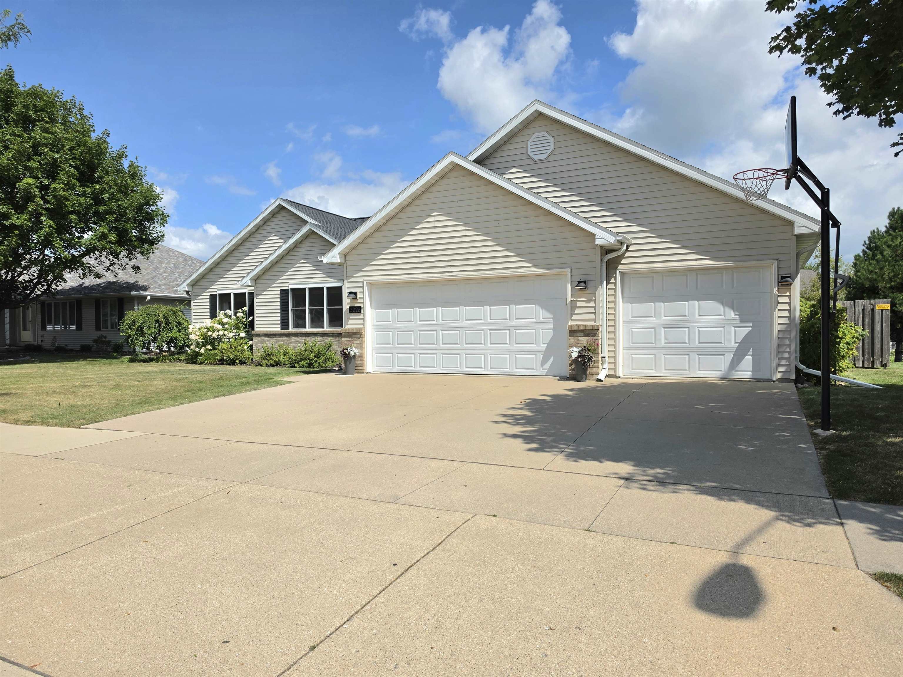 3226 E Greenleaf Dr, Appleton, WI 54913
