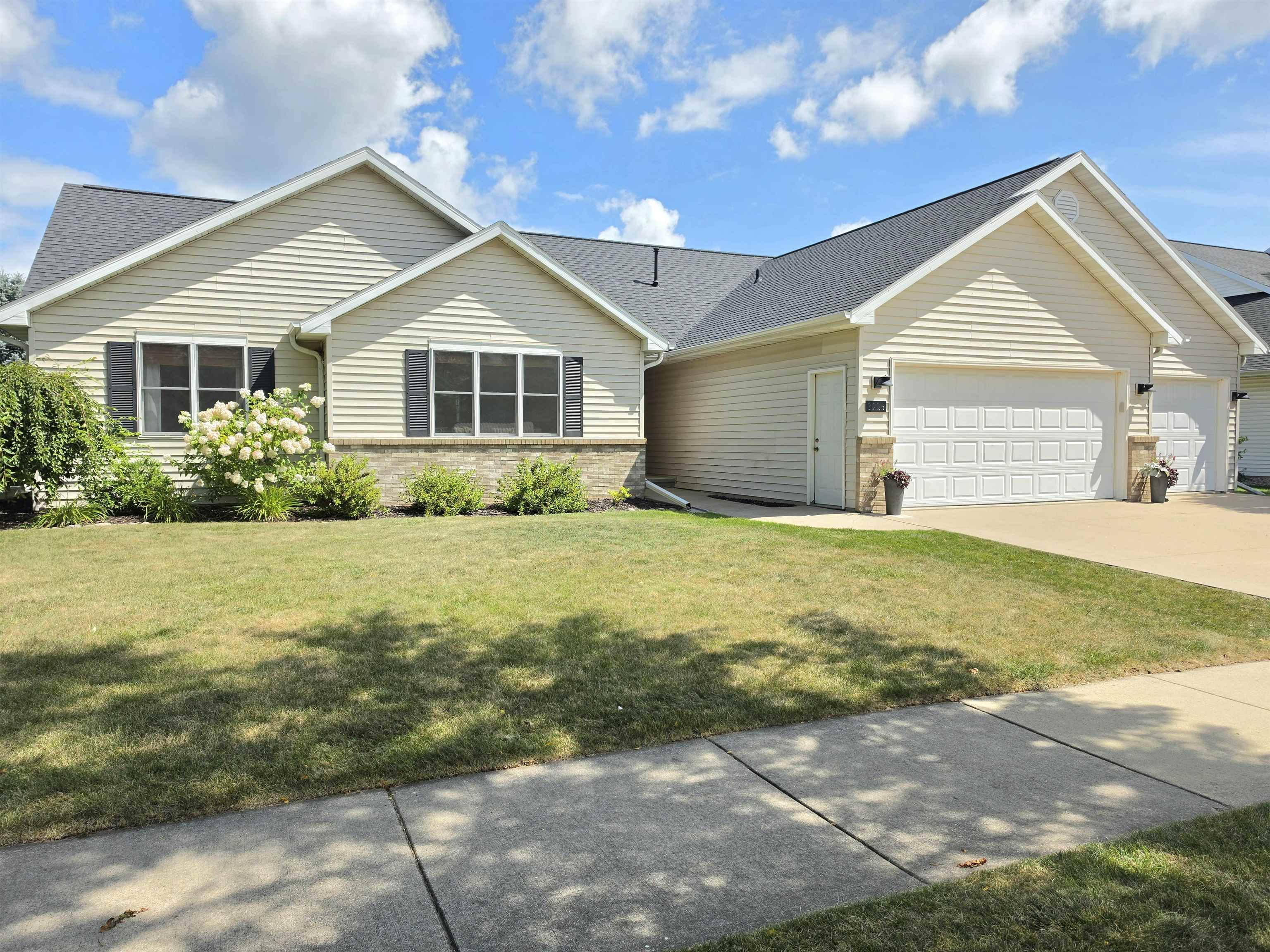 3226 E Greenleaf Dr, Appleton, WI 54913