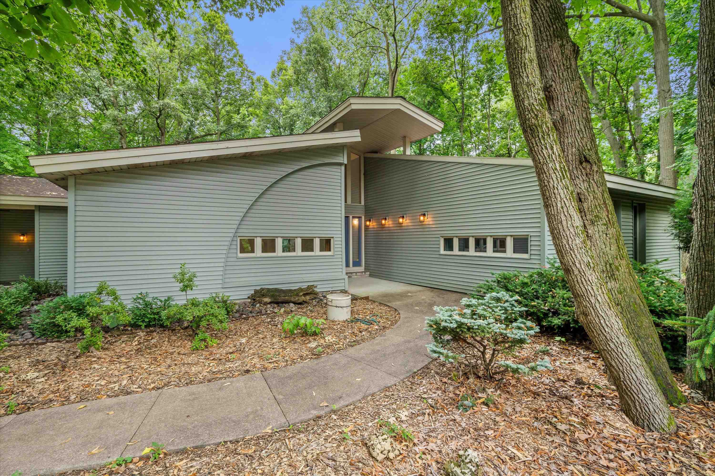 1525 S Weimar St, Appleton, WI 54915
