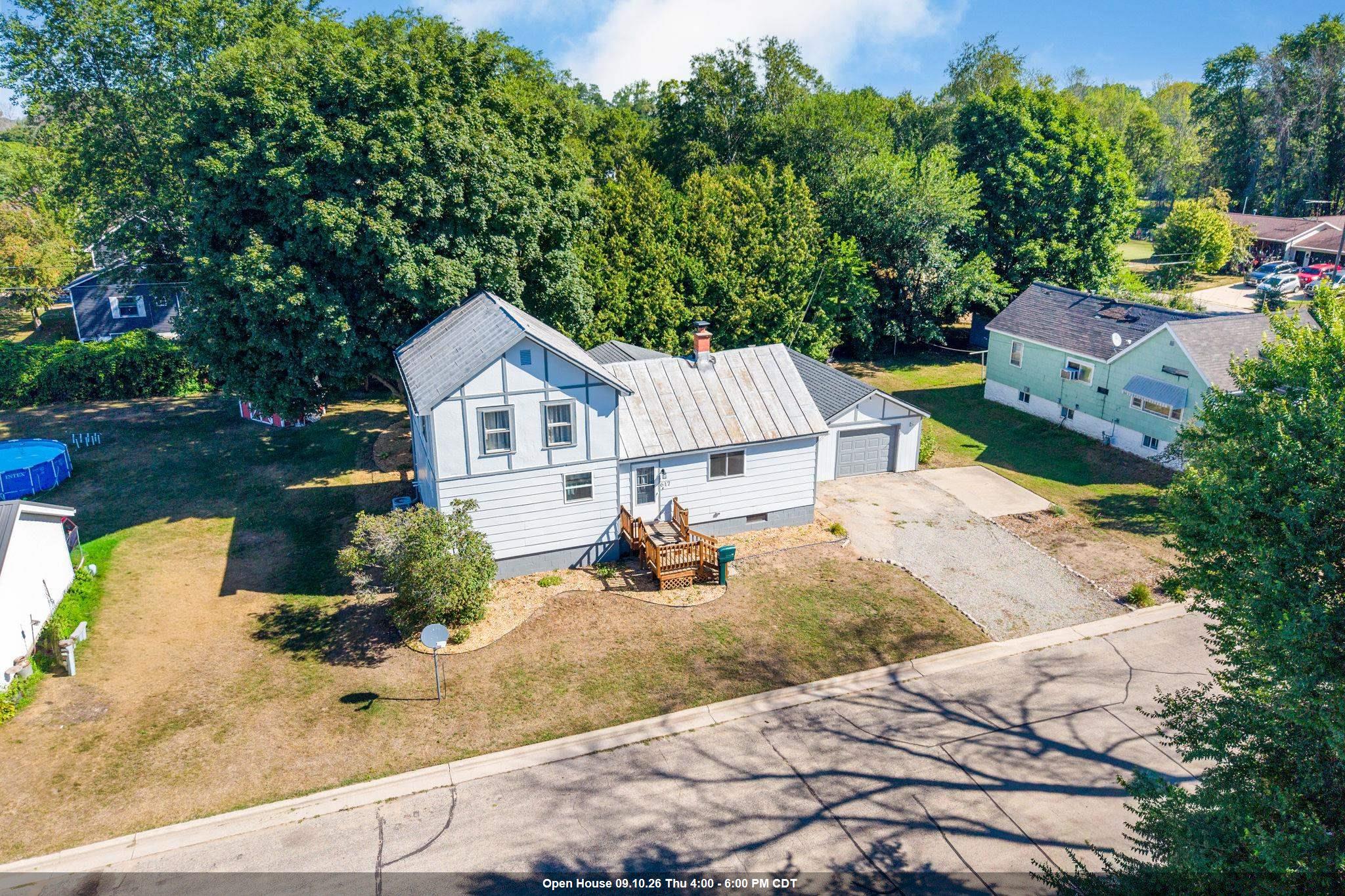 617 4th St, Oconto, WI 54153