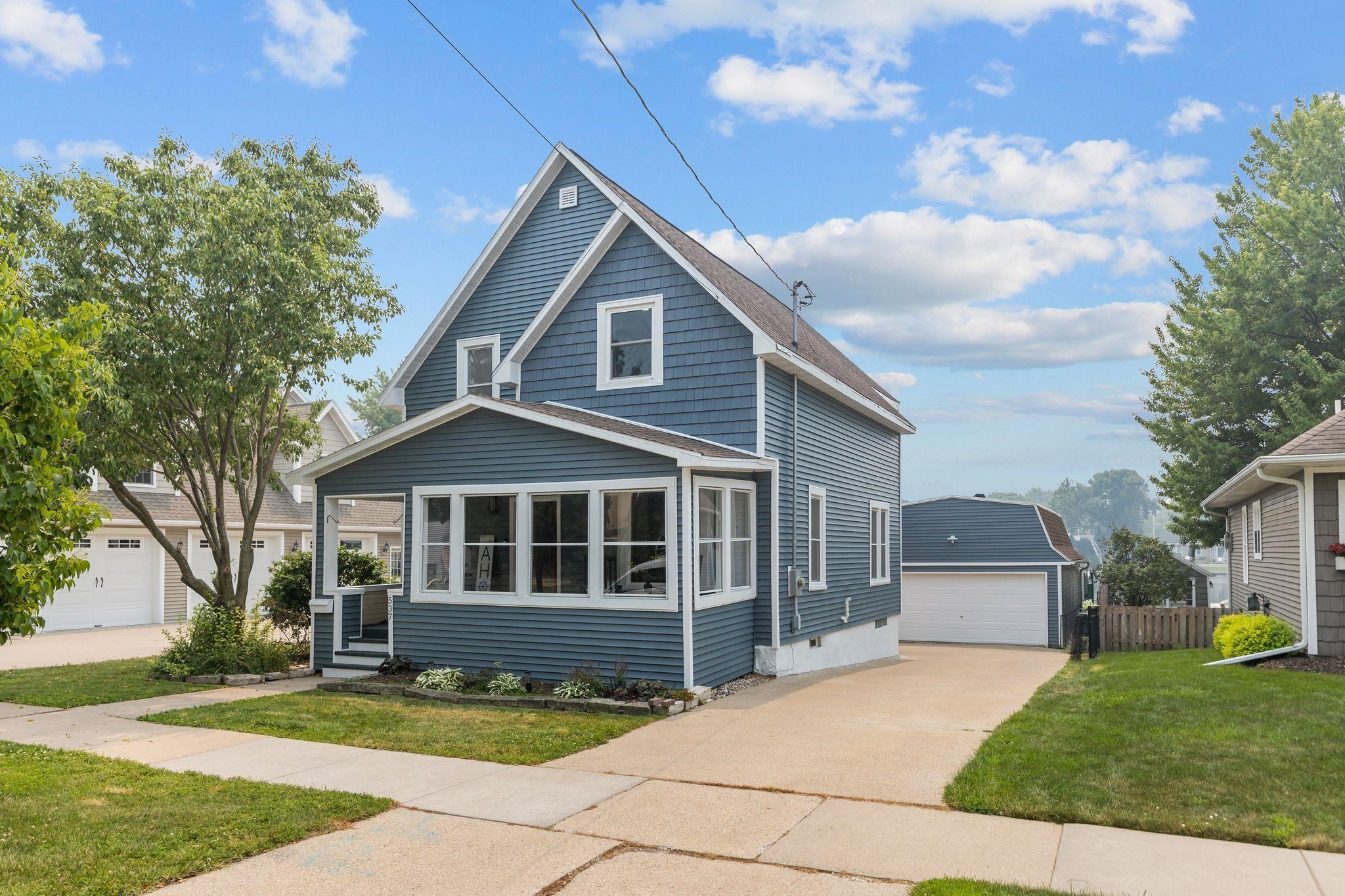 537 Broad St, Menasha, WI 54952-3121