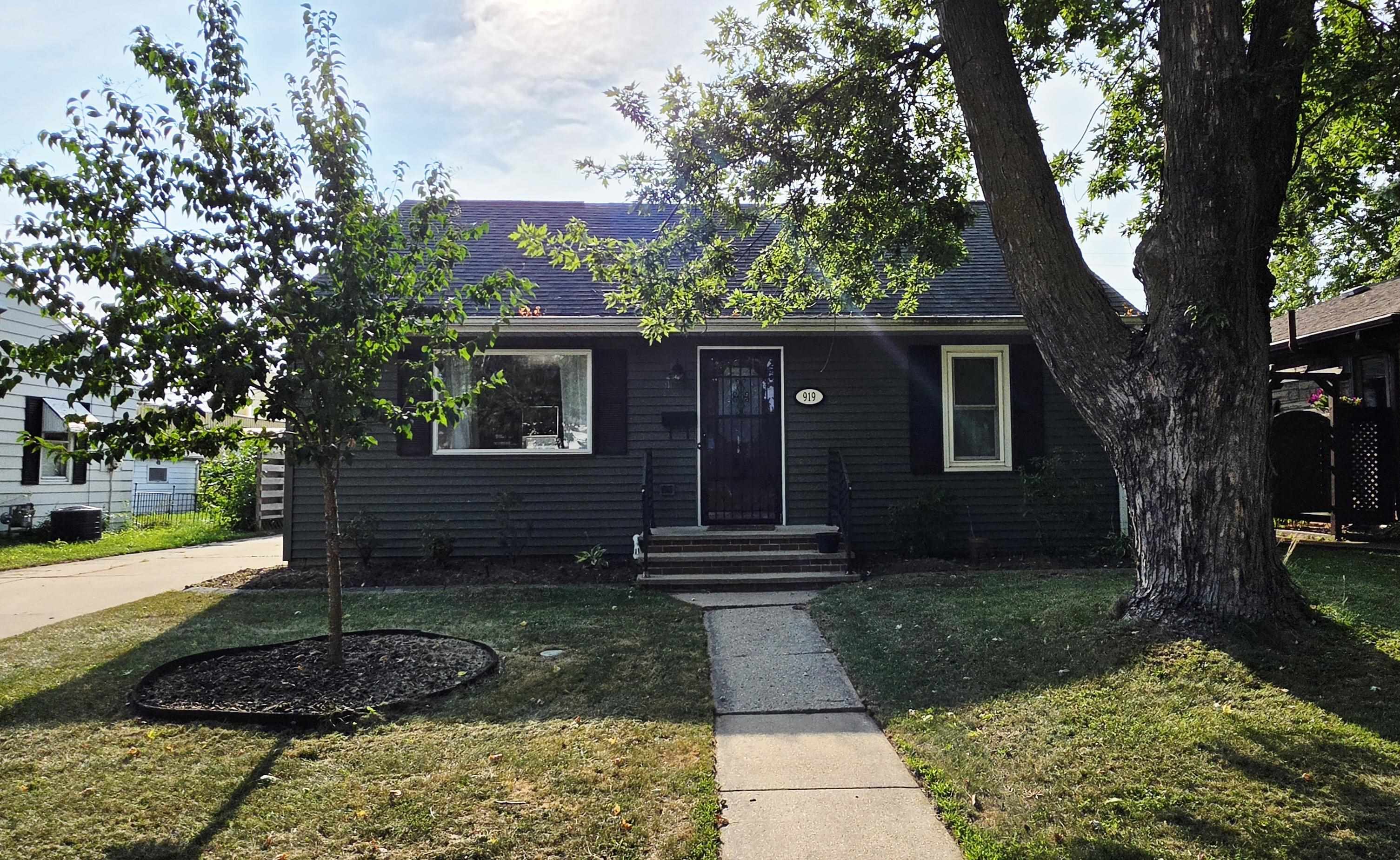 919 N Sharon St, Appleton, WI 54914