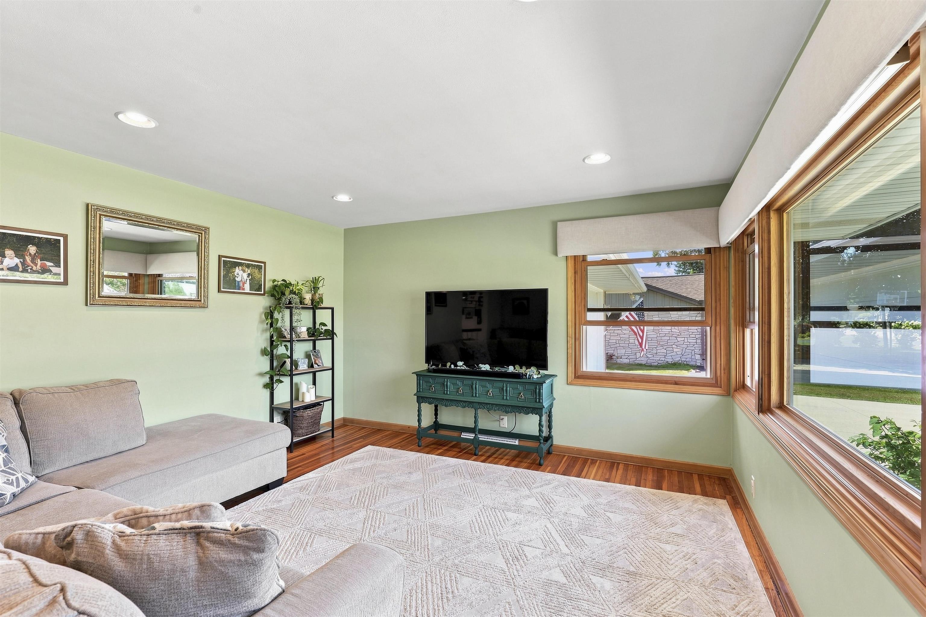 4521 W Capitol Dr, Appleton, WI 54913