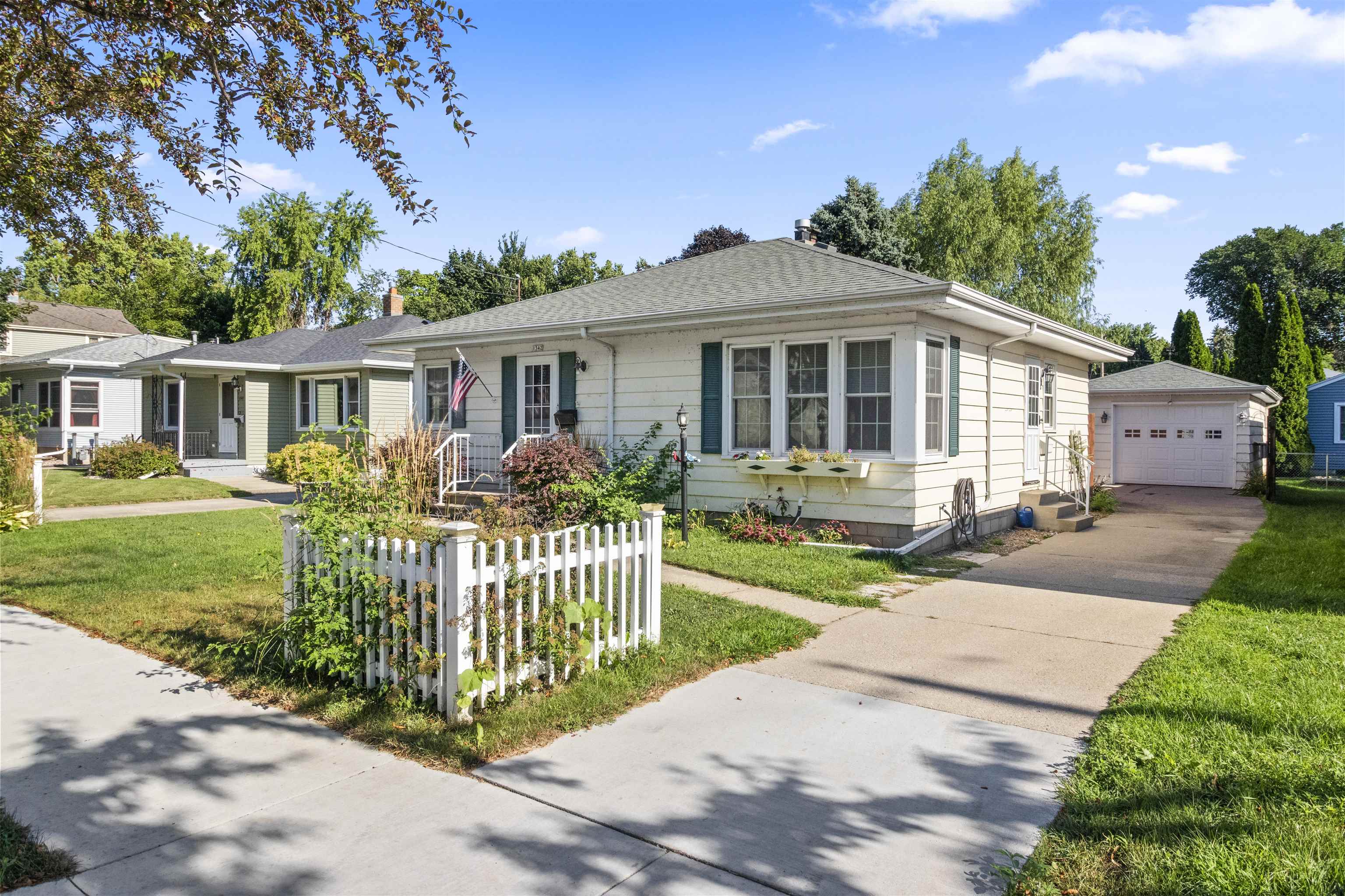 1342 Waugoo Ave, Oshkosh, WI 54901