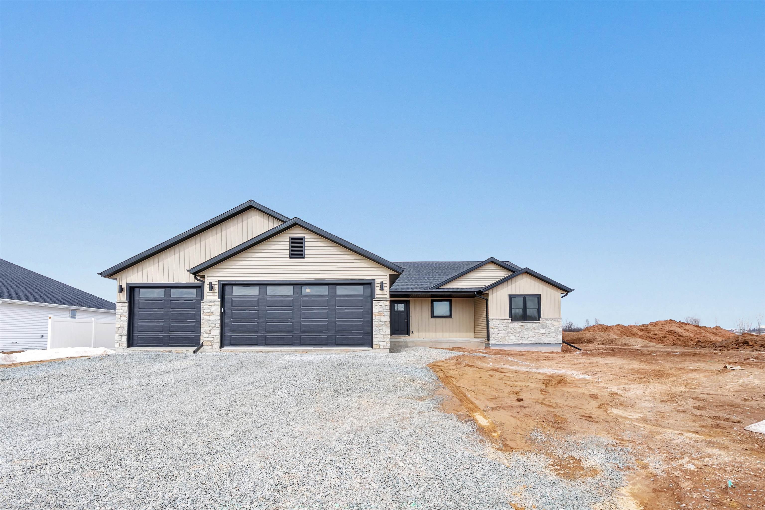 W5747 Roundstone Pl, Menasha, WI 54952