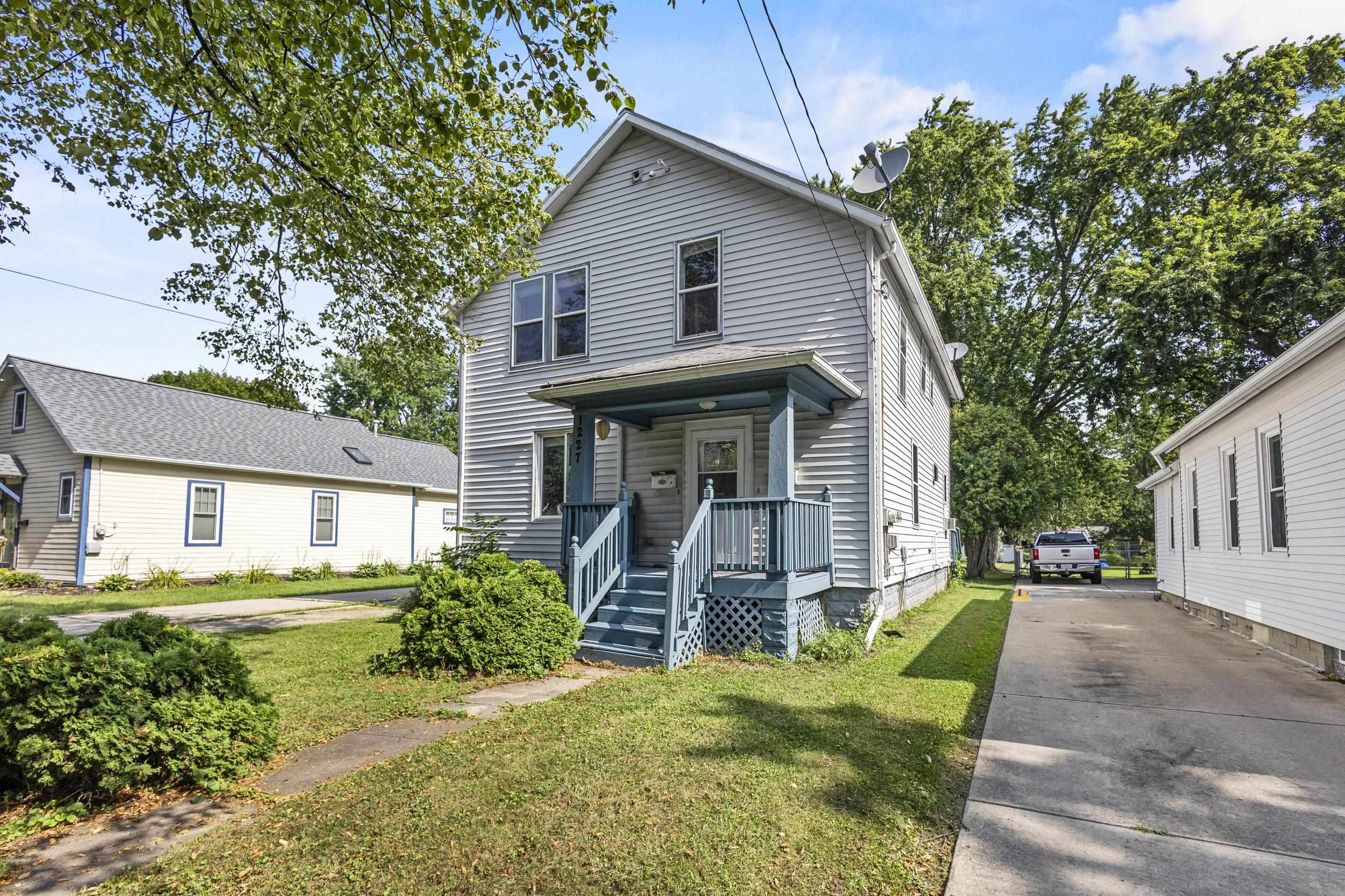 1227 Porlier St, Green Bay, WI 54301-3431