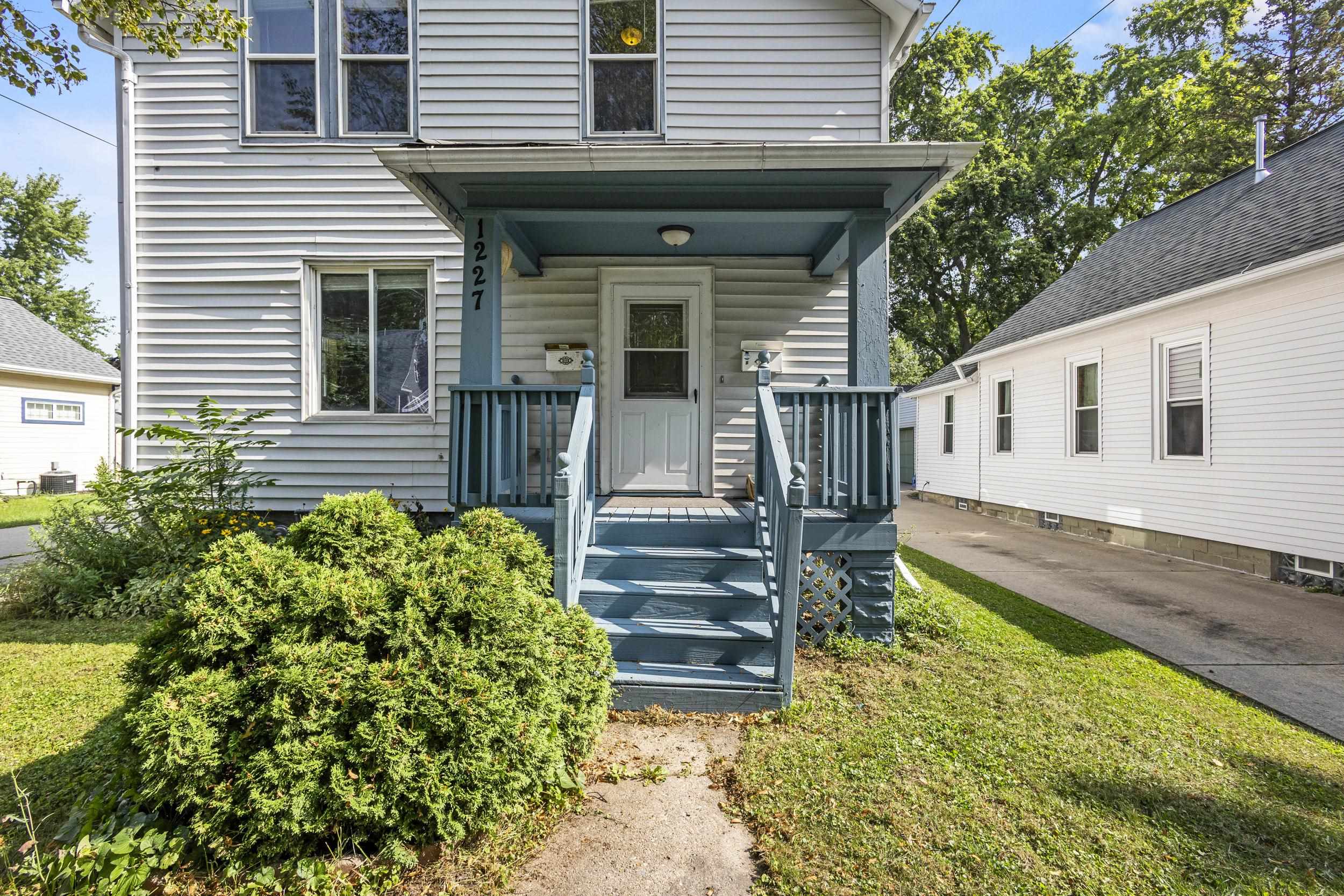 1227 Porlier St, Green Bay, WI 54301-3431
