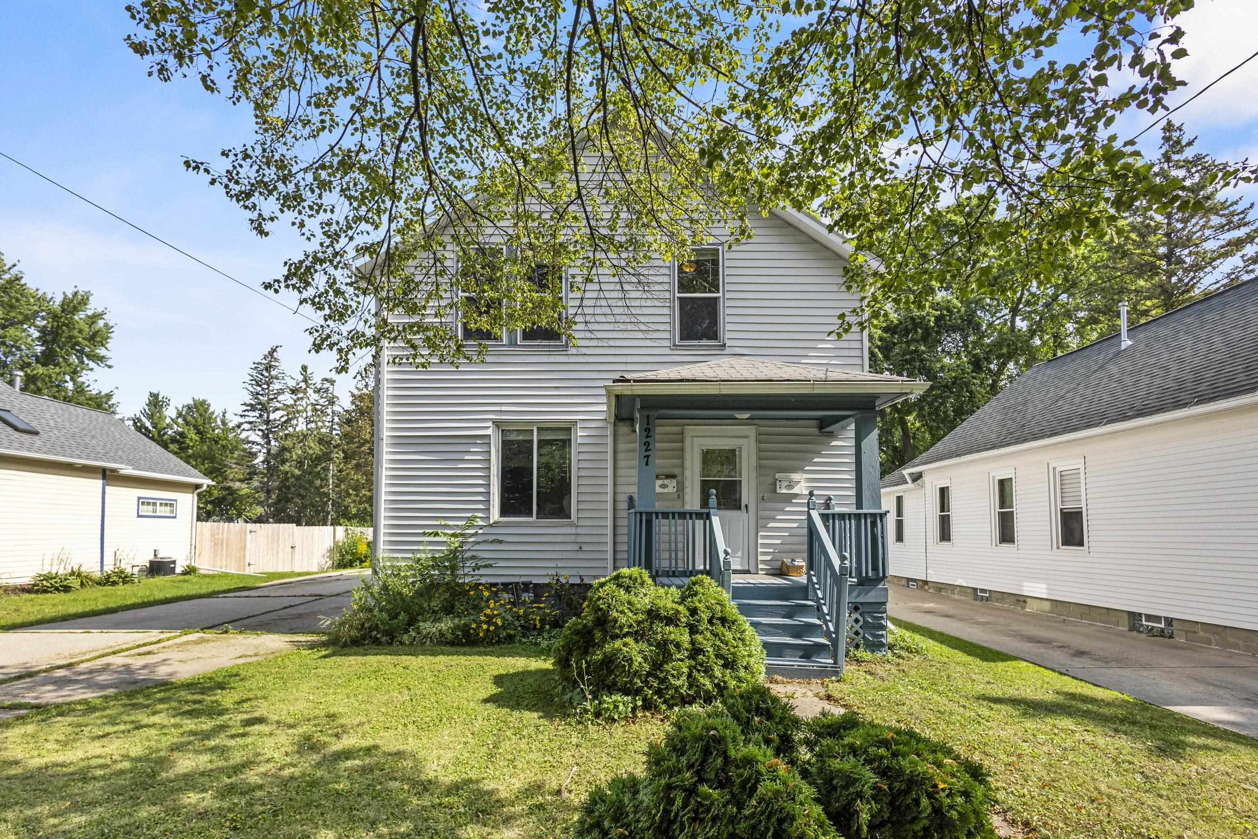 1227 Porlier St, Green Bay, WI 54301-3431