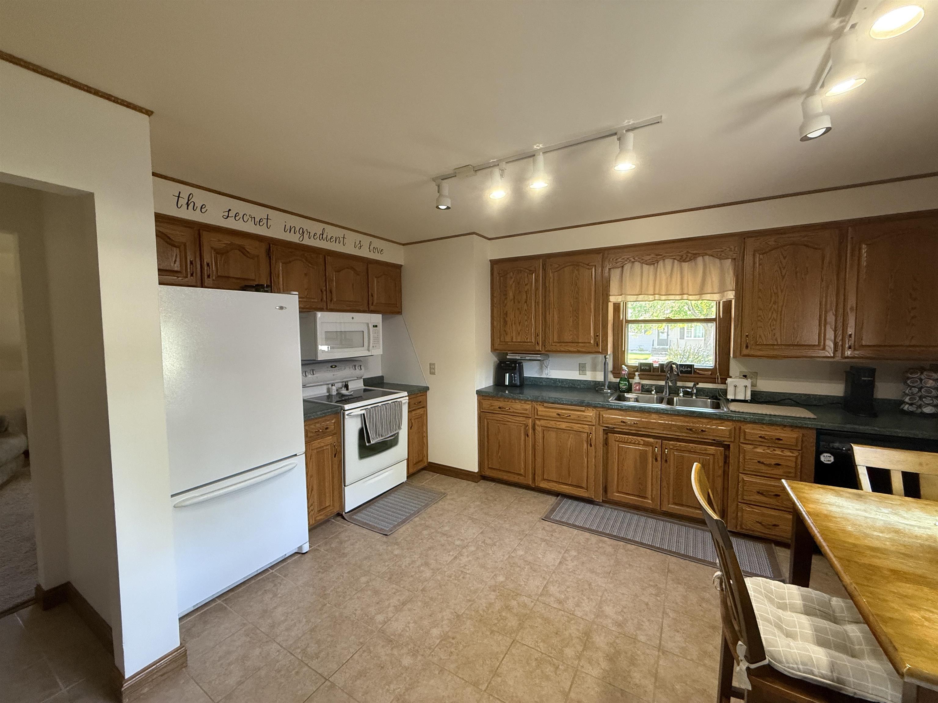 1033 S Cleveland St, Shawano, WI 54166