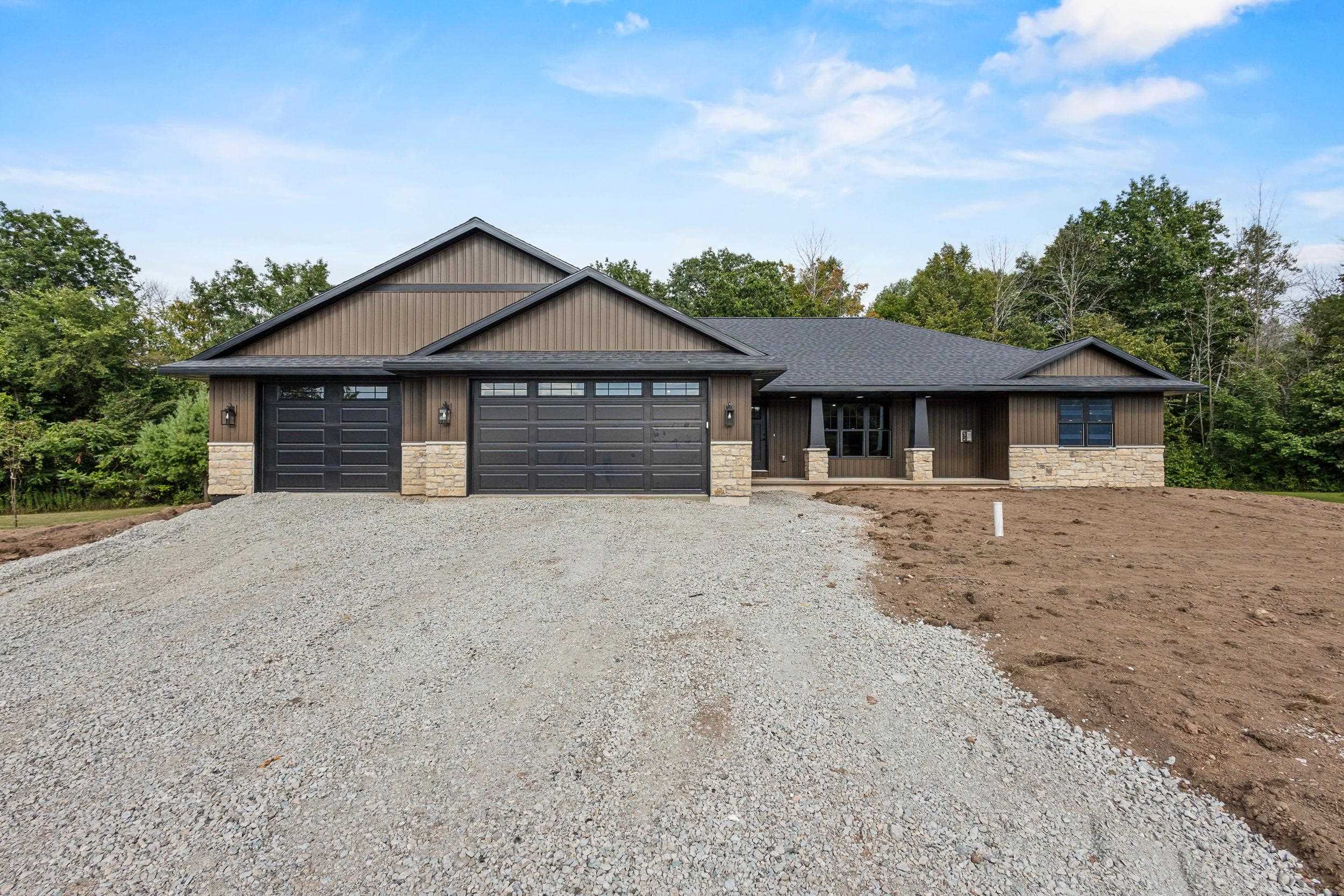 6157 Bay Hill Ct, Luxemburg, WI 54217