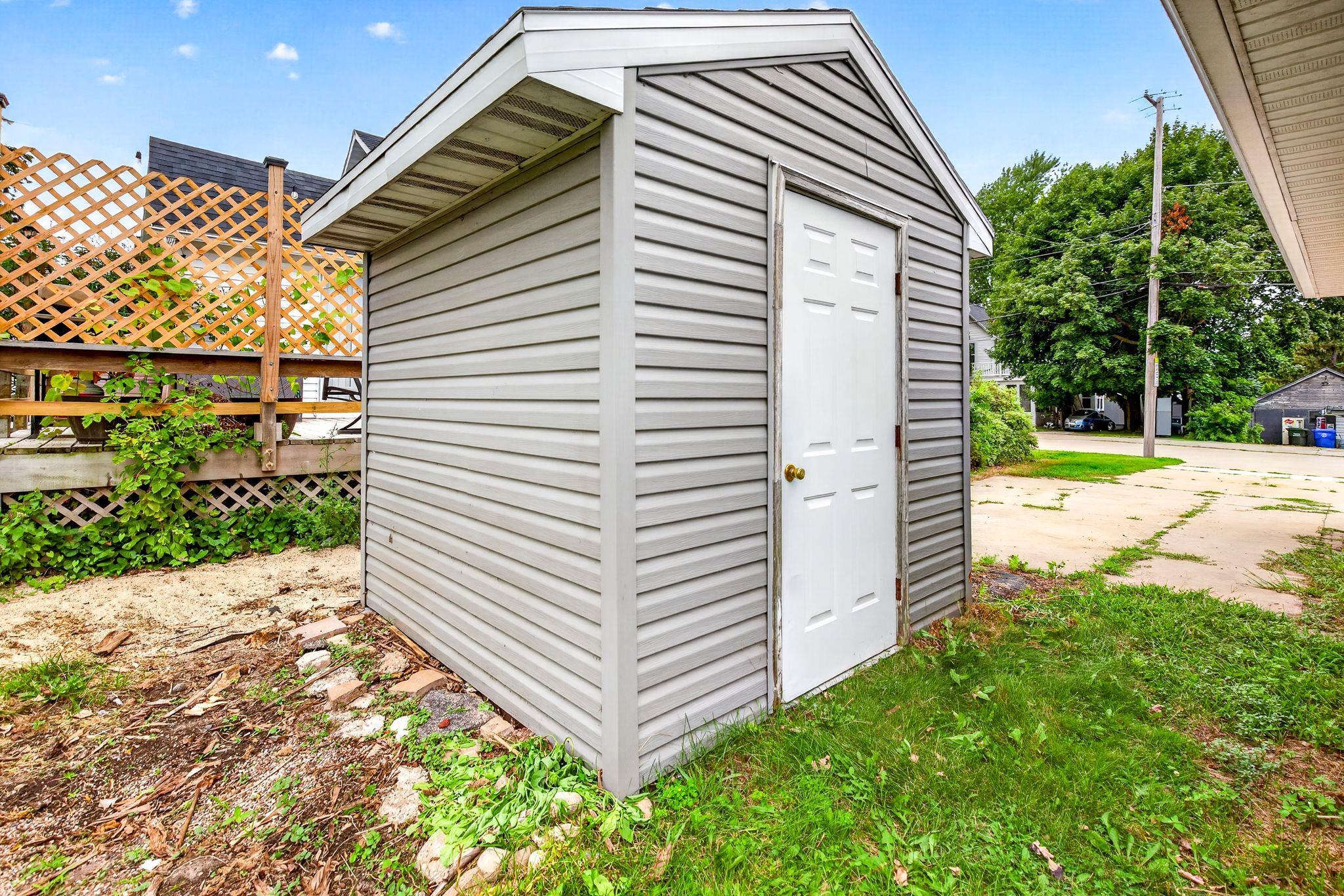 416 Desnoyer St, Kaukauna, WI 54130