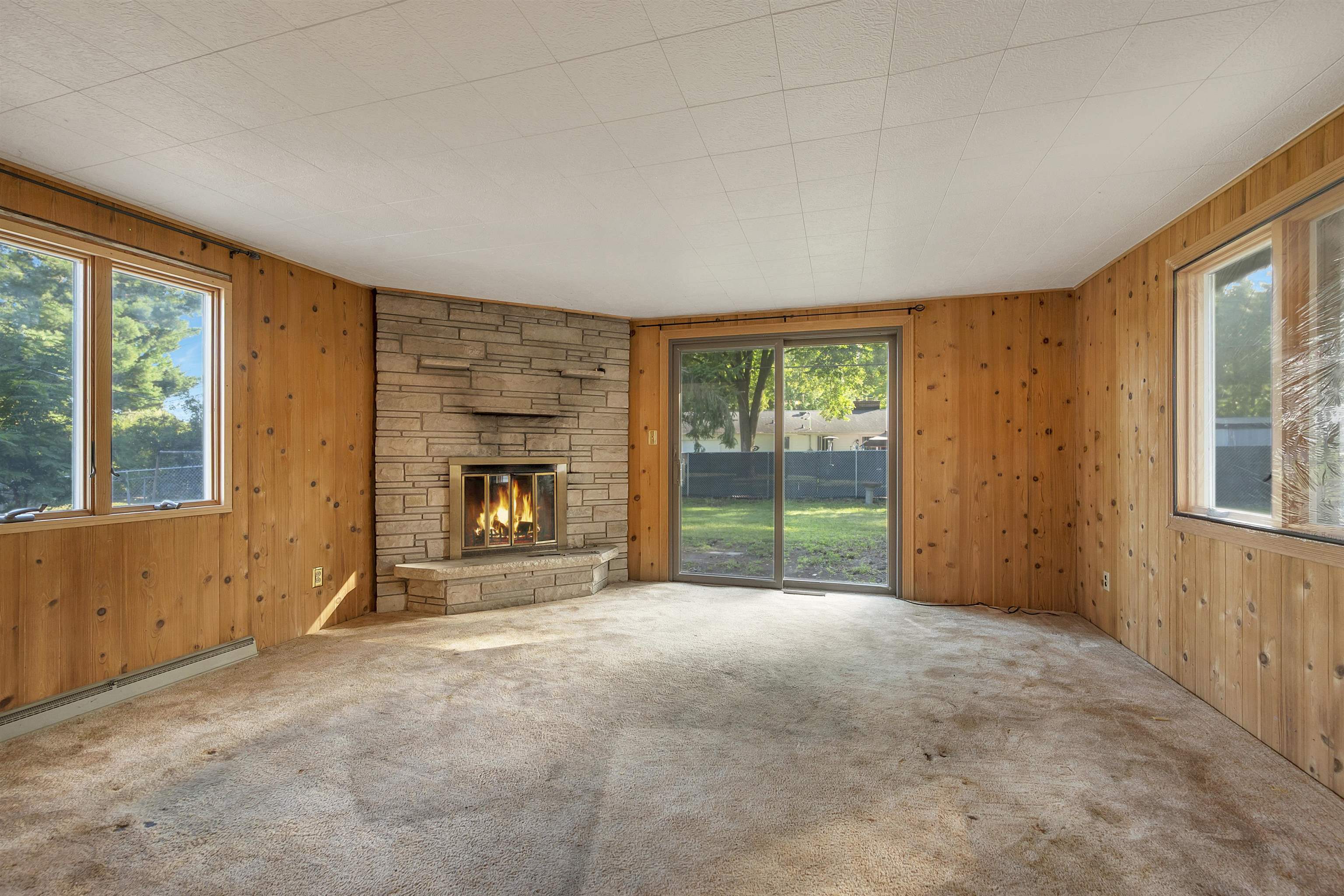1669 Forest Glen Dr, Green Bay, WI 54304