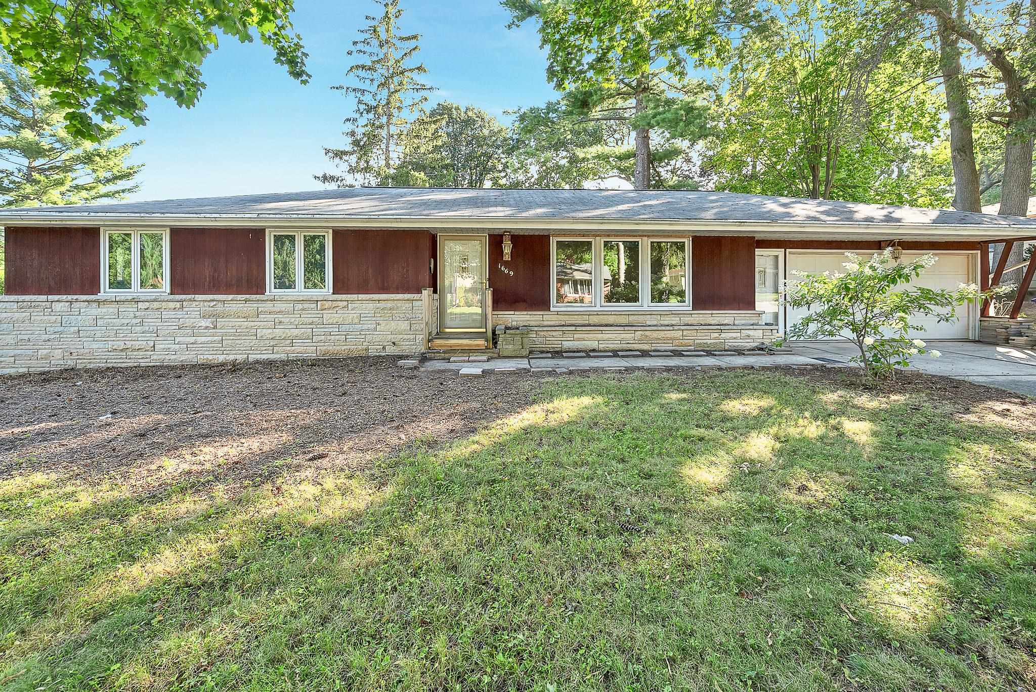 1669 Forest Glen Dr, Green Bay, WI 54304