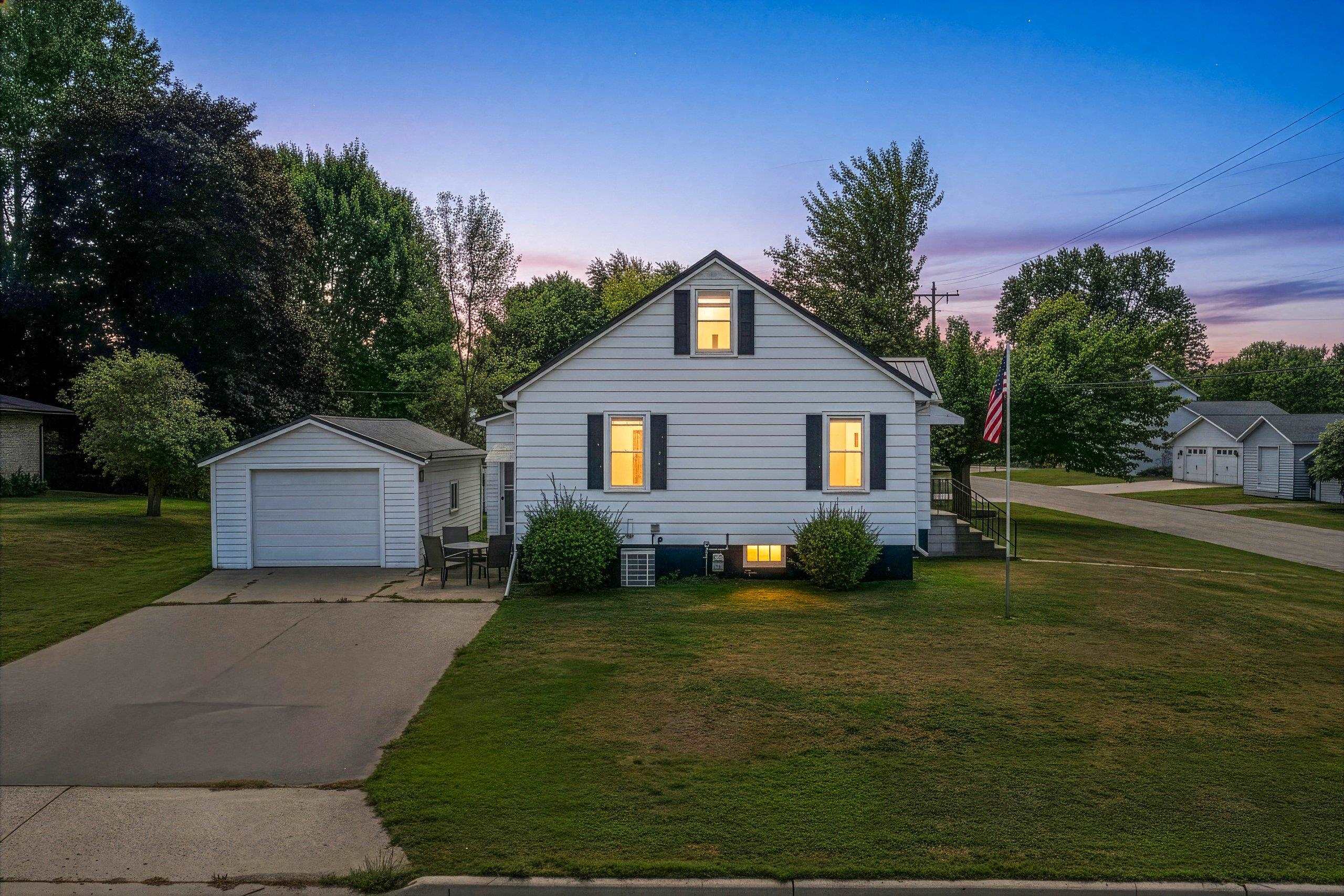 318 Hall Ave, Oconto, WI 54153