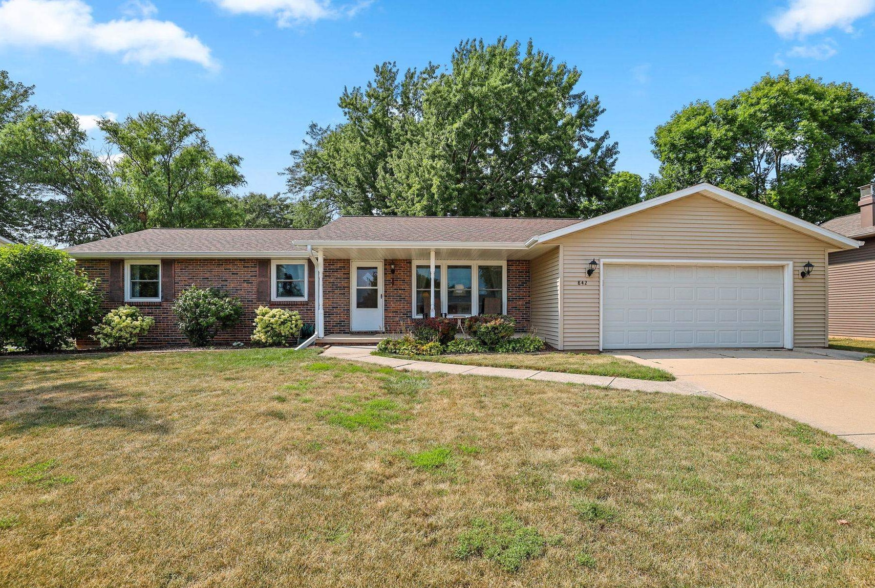 842 Fribourg St, De Pere, WI 54115