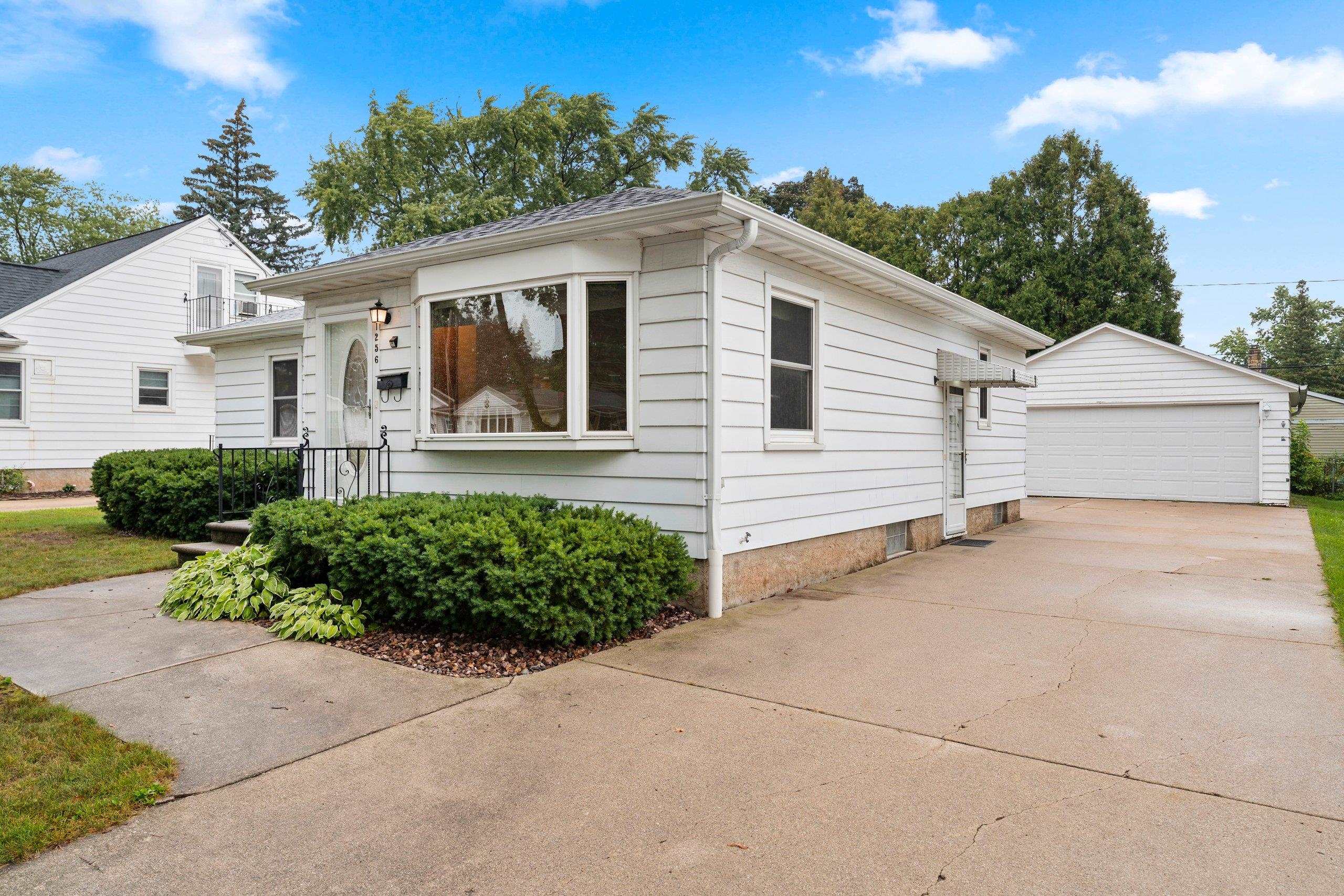 1256 Marian Ln, Green Bay, WI 54304