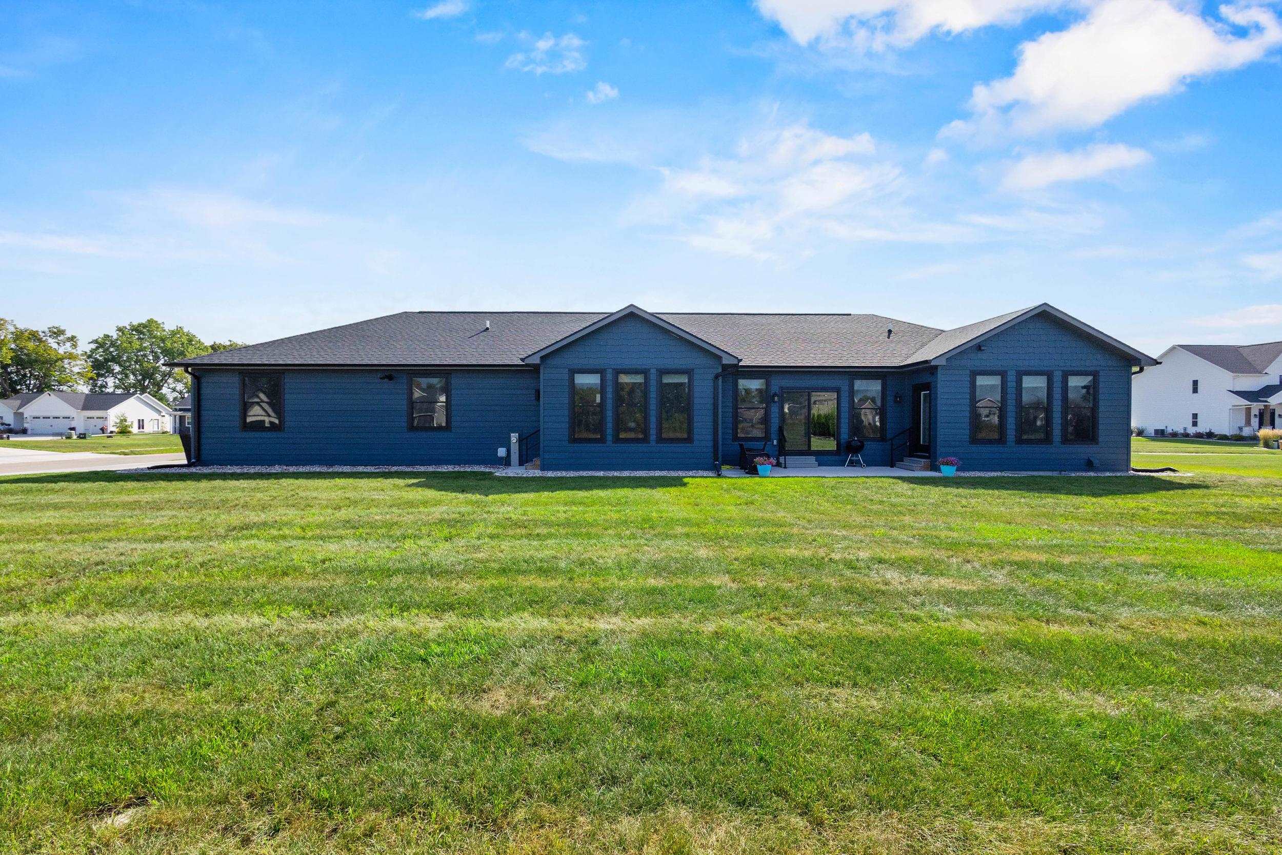 1765 Honor St, Neenah, WI 54956-5619