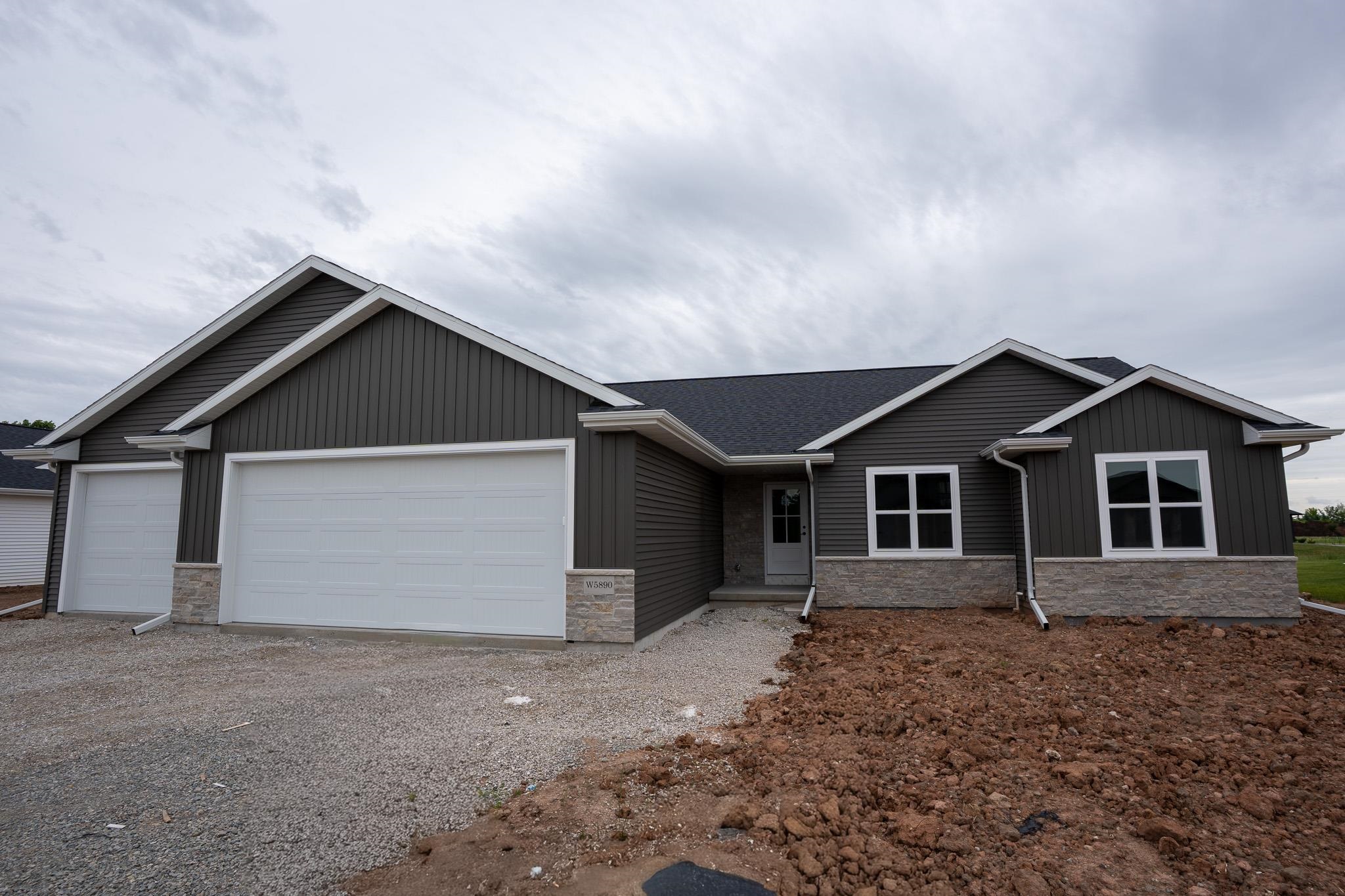 W5890 Edgewood Dr, Menasha, WI 54952