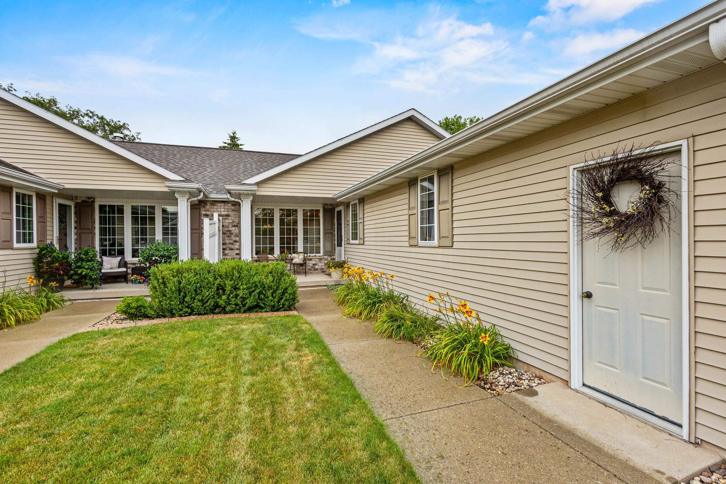 1808 Hardwoods Ct, De Pere, WI 54115