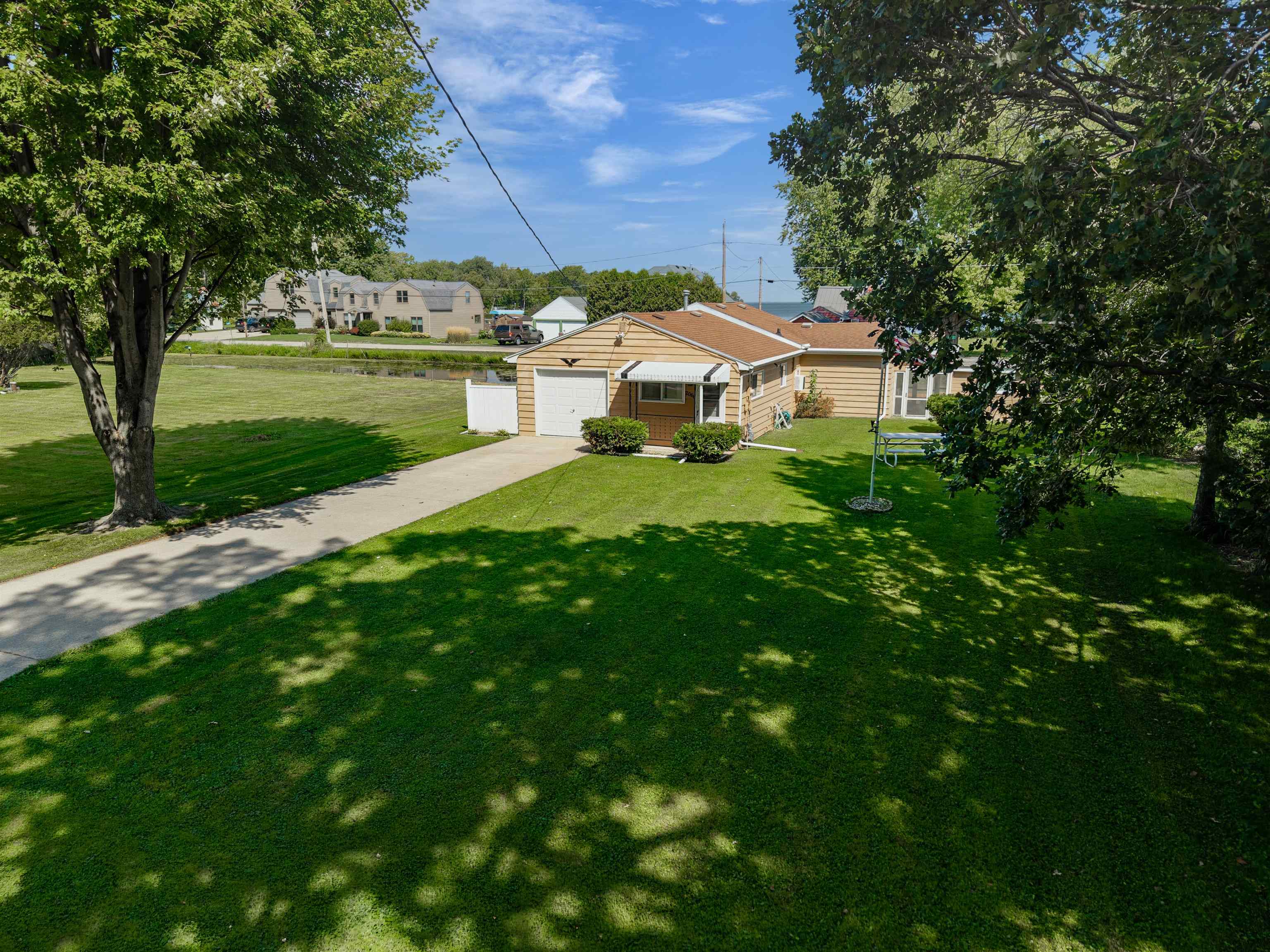 2068 S Point Comfort Rd, Oshkosh, WI 54902