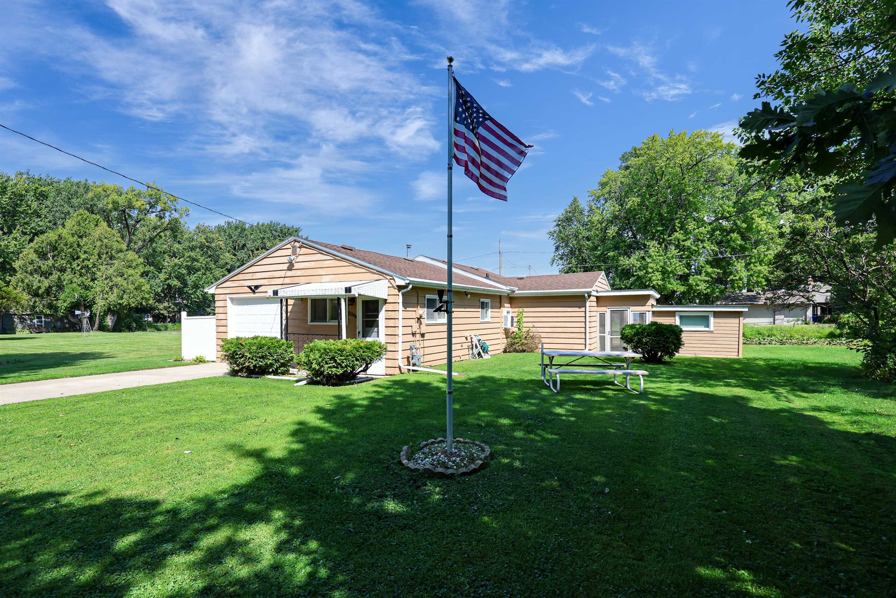 2068 S Point Comfort Rd, Oshkosh, WI 54902