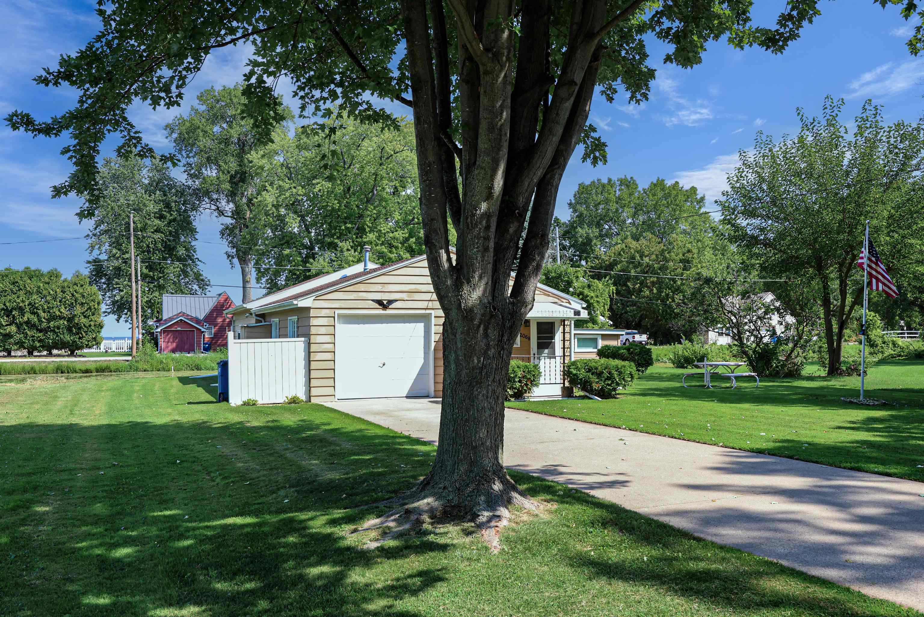 2068 S Point Comfort Rd, Oshkosh, WI 54902
