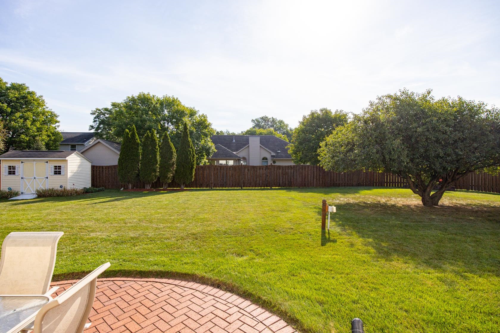 1504 Meadowbreeze Cir, Neenah, WI 54956