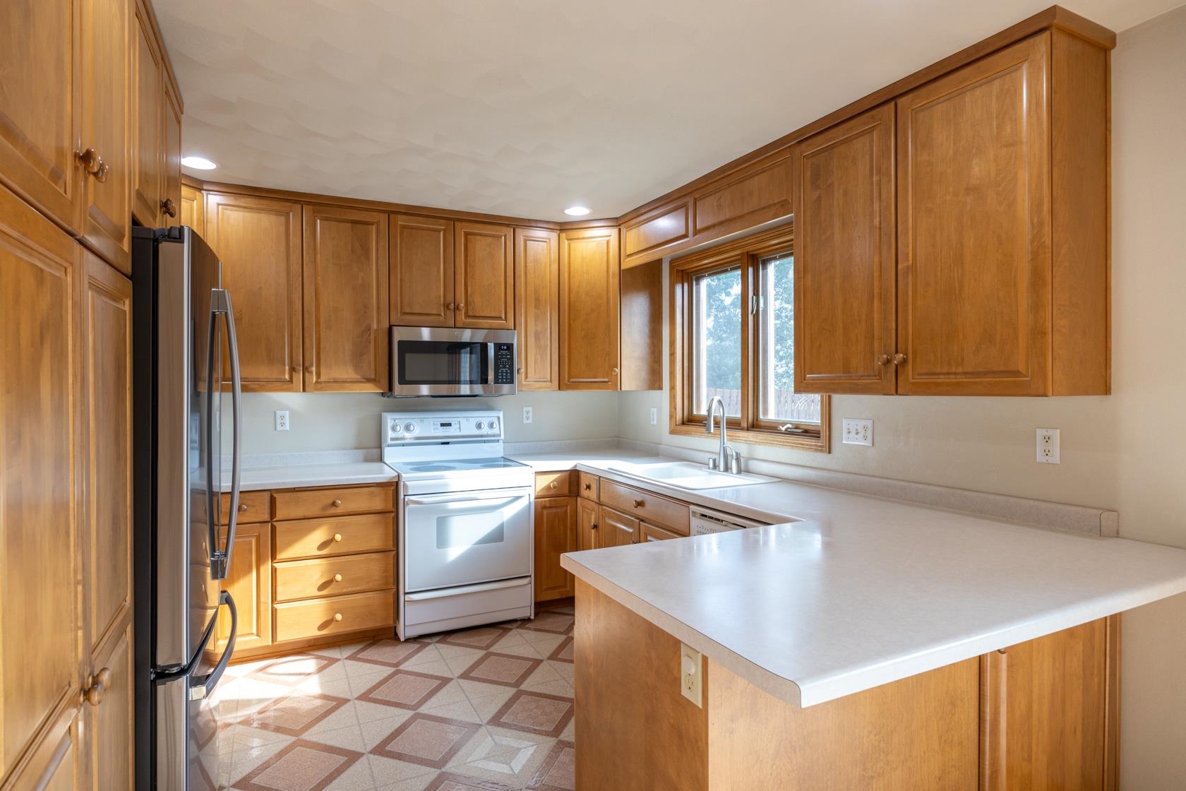 1504 Meadowbreeze Cir, Neenah, WI 54956