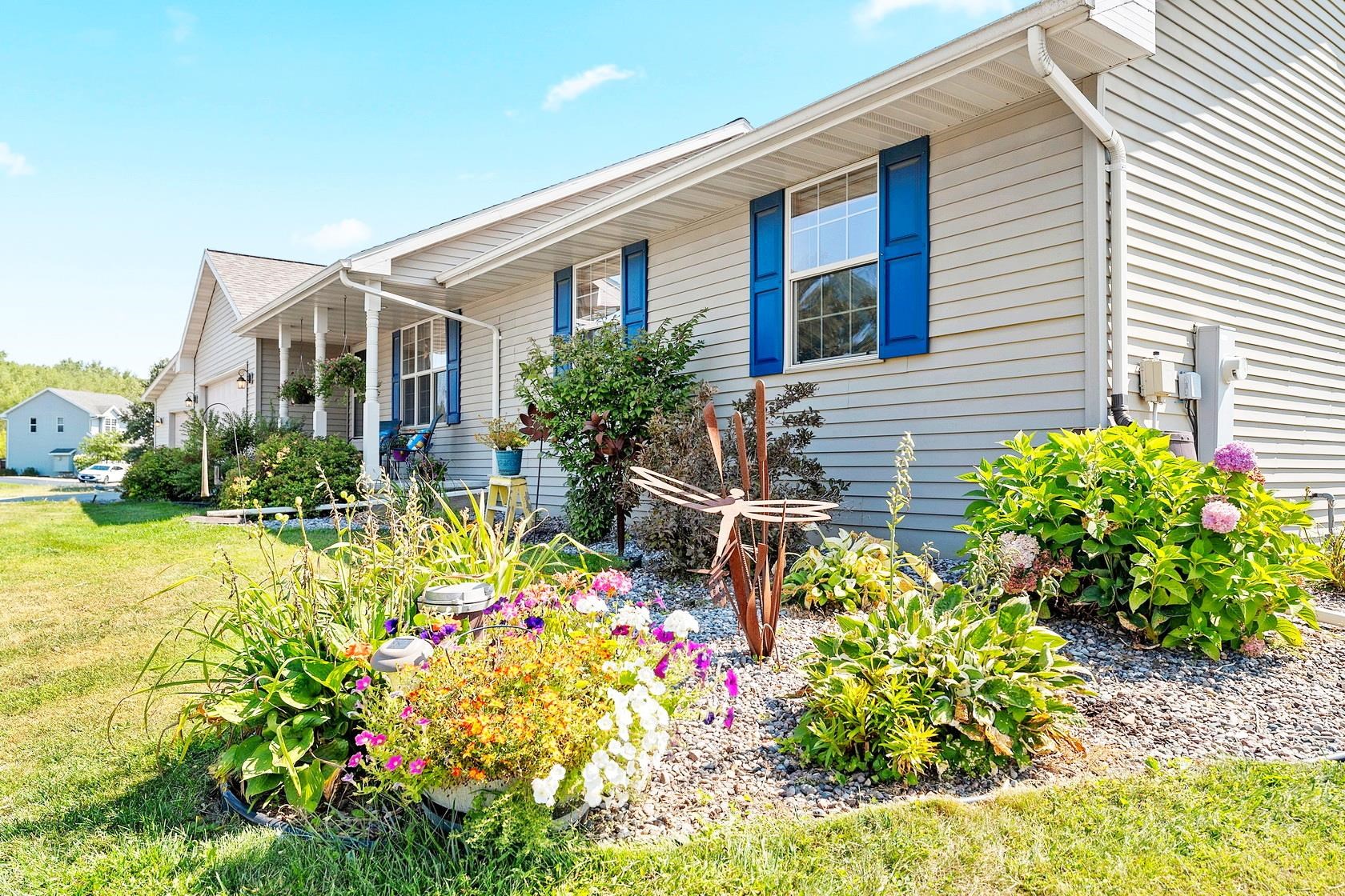 5056 Snapdragon Cir, Little Suamico, WI 54141