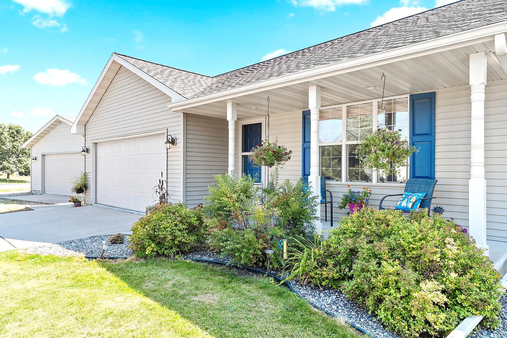 5056 Snapdragon Cir, Little Suamico, WI 54141
