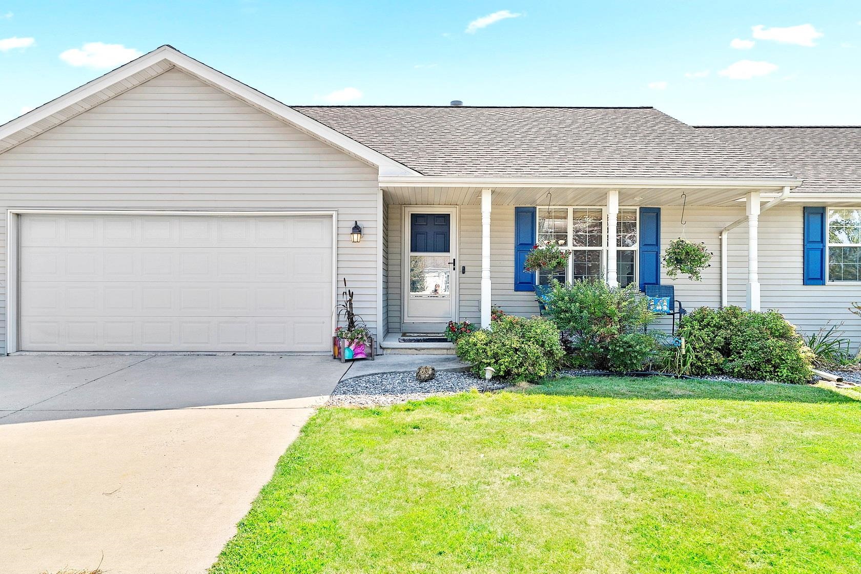 5056 Snapdragon Cir, Little Suamico, WI 54141