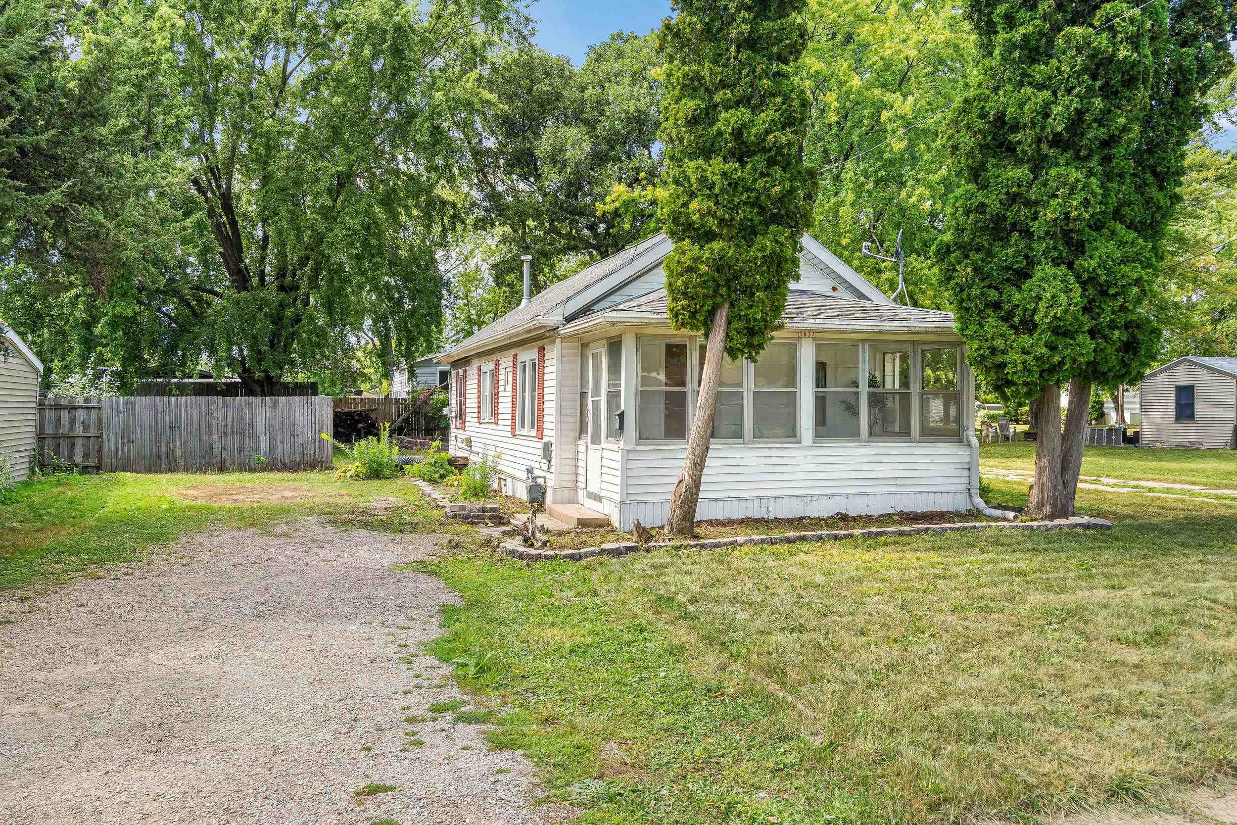 1837 Plymouth St, Oshkosh, WI 54901