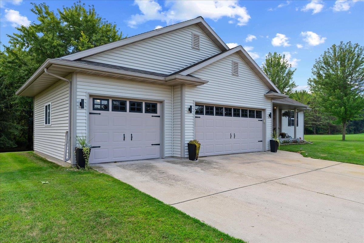 215 W Haven Ct, Luxemburg, WI 54217-1091