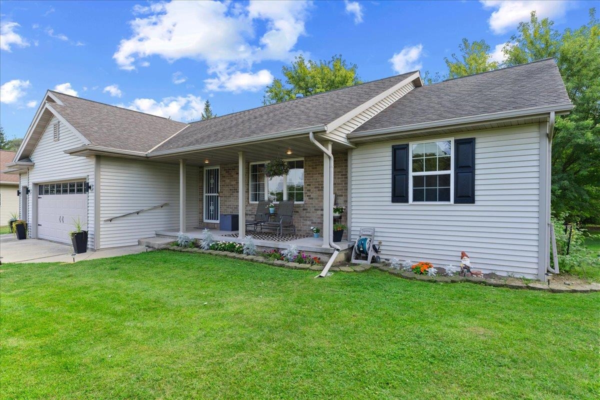 215 W Haven Ct, Luxemburg, WI 54217-1091