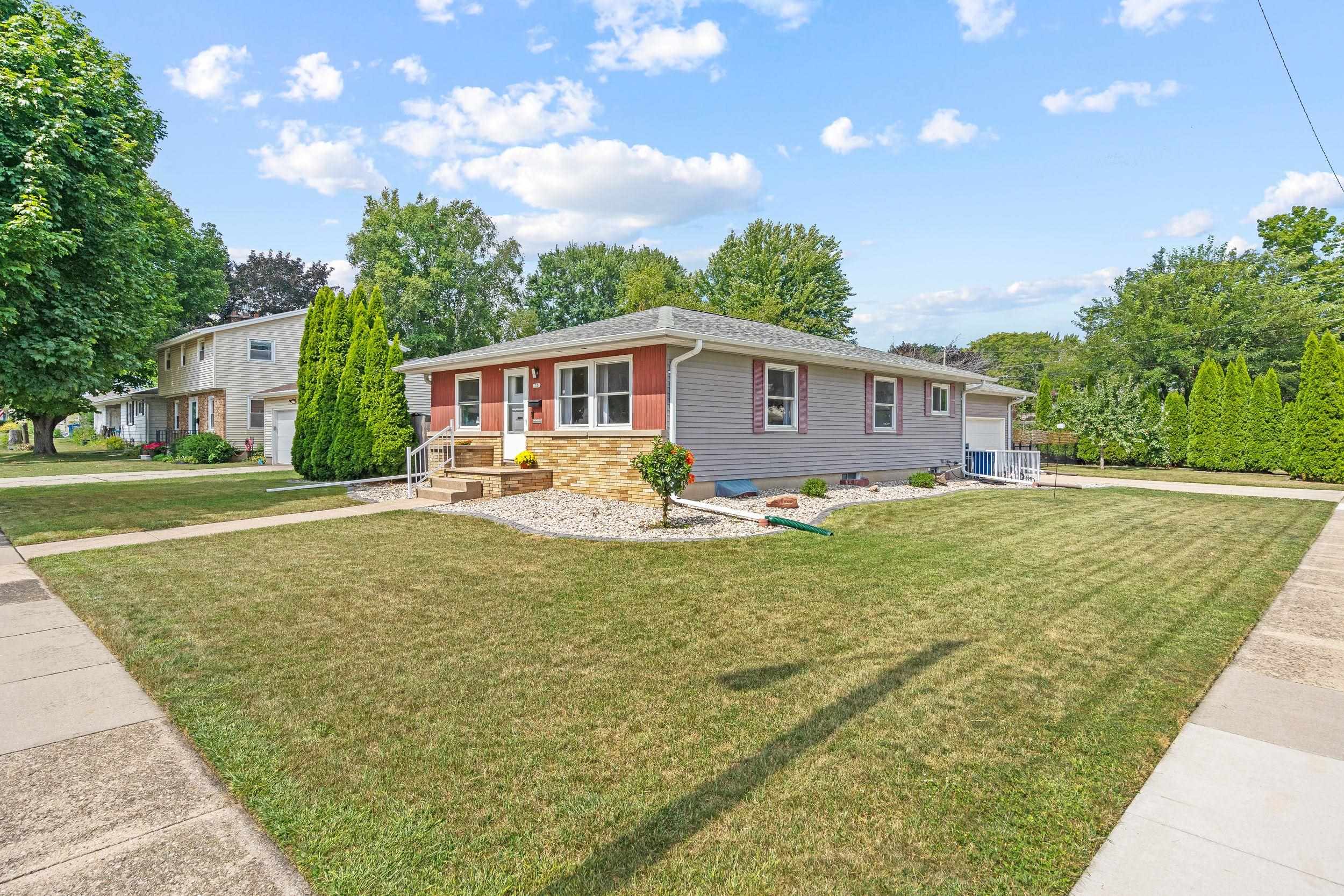 1324 Bismarck Ave, Oshkosh, WI 54902-5680