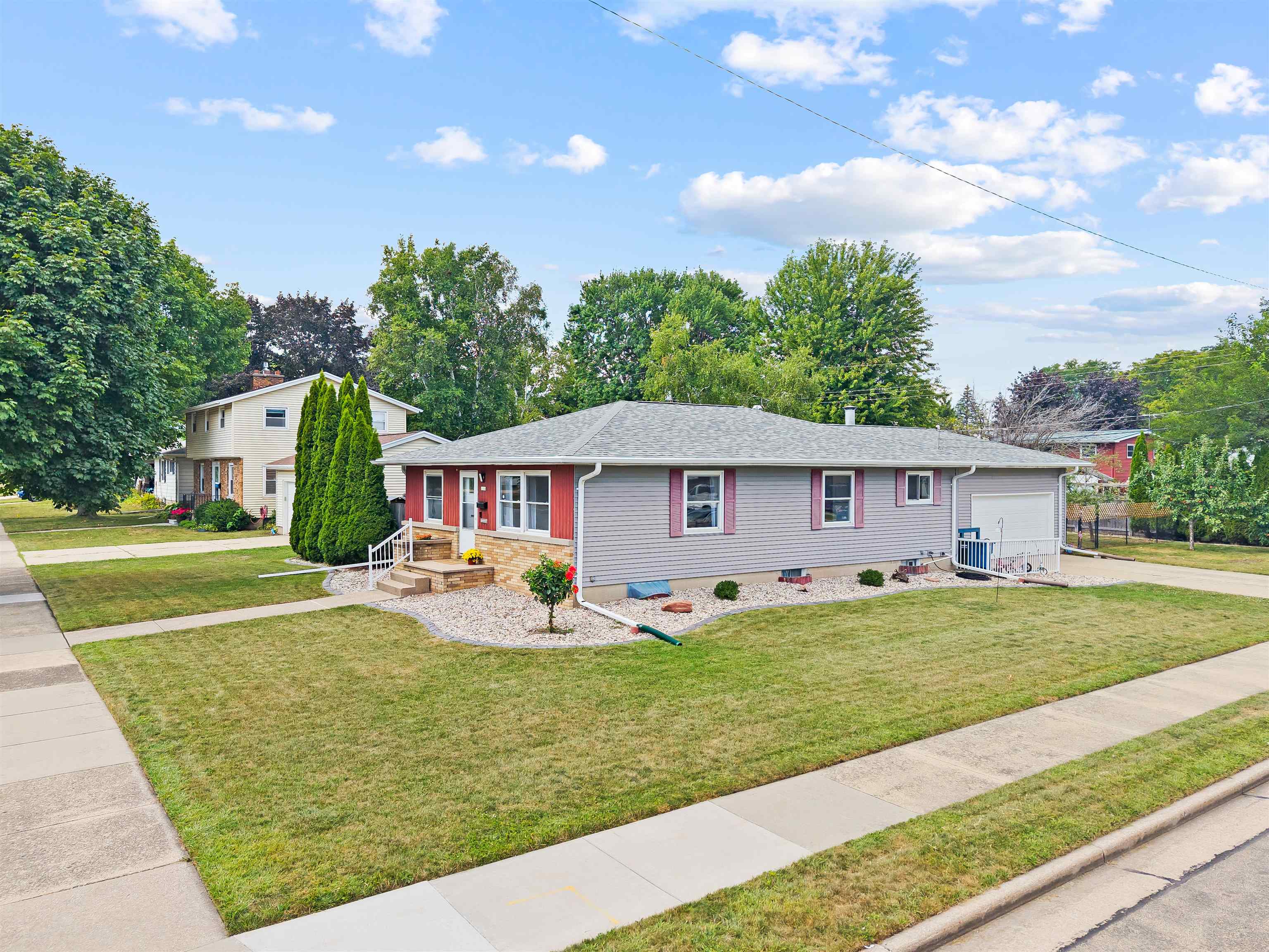 1324 Bismarck Ave, Oshkosh, WI 54902-5680