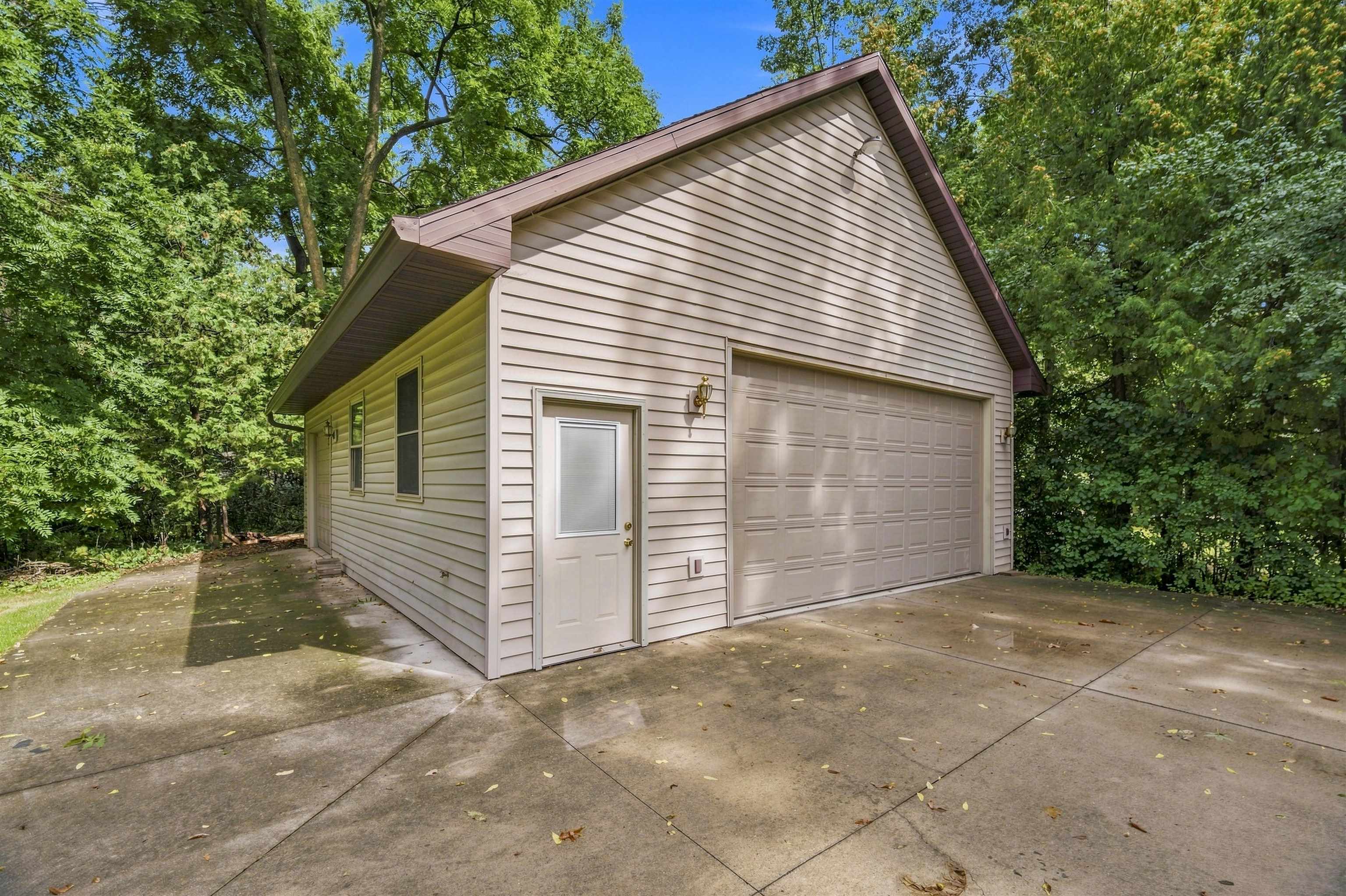 2878 Witzel Ave, Oshkosh, WI 54904