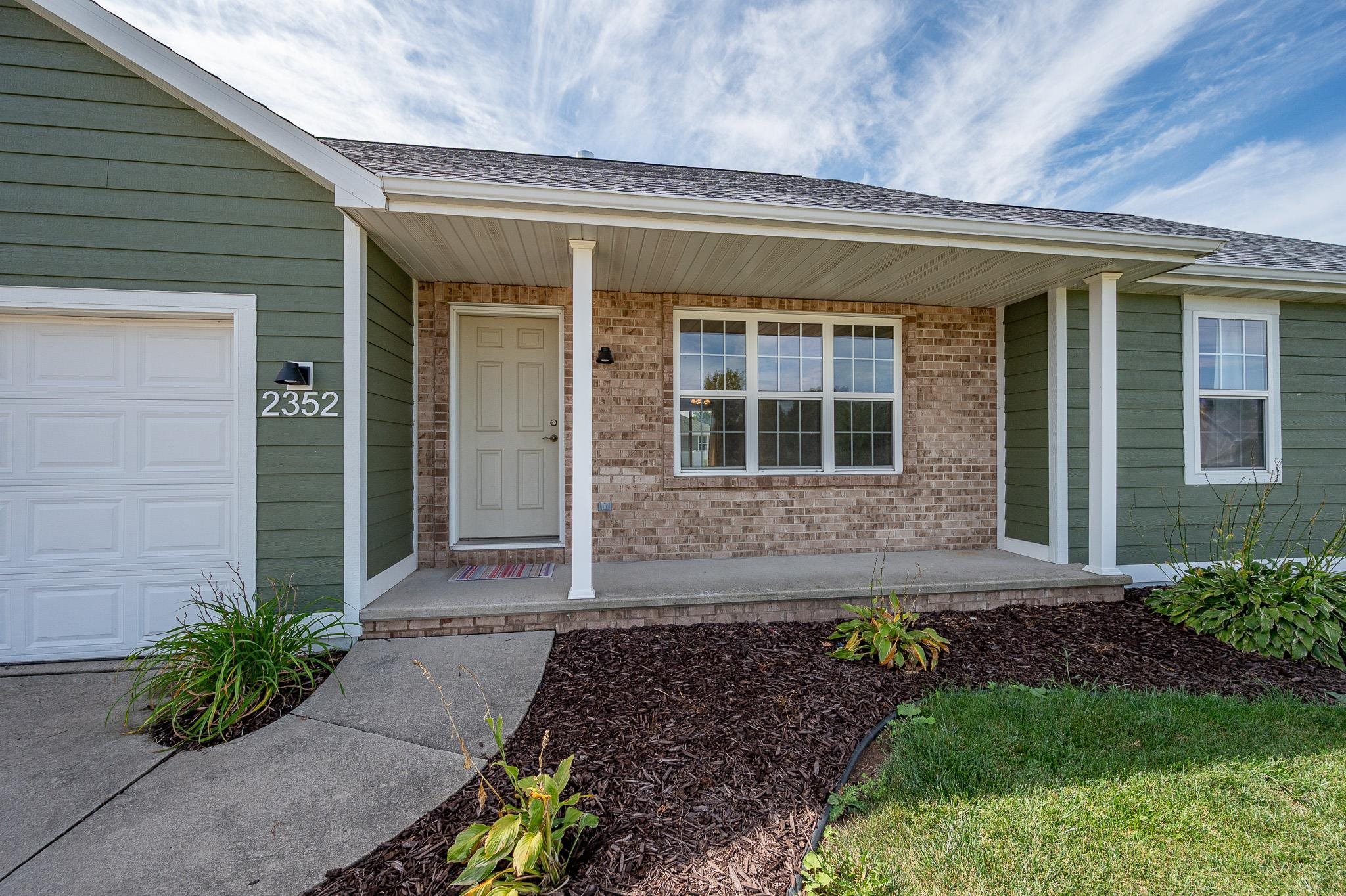 2352 Oak Ridge Cir, De Pere, WI 54115